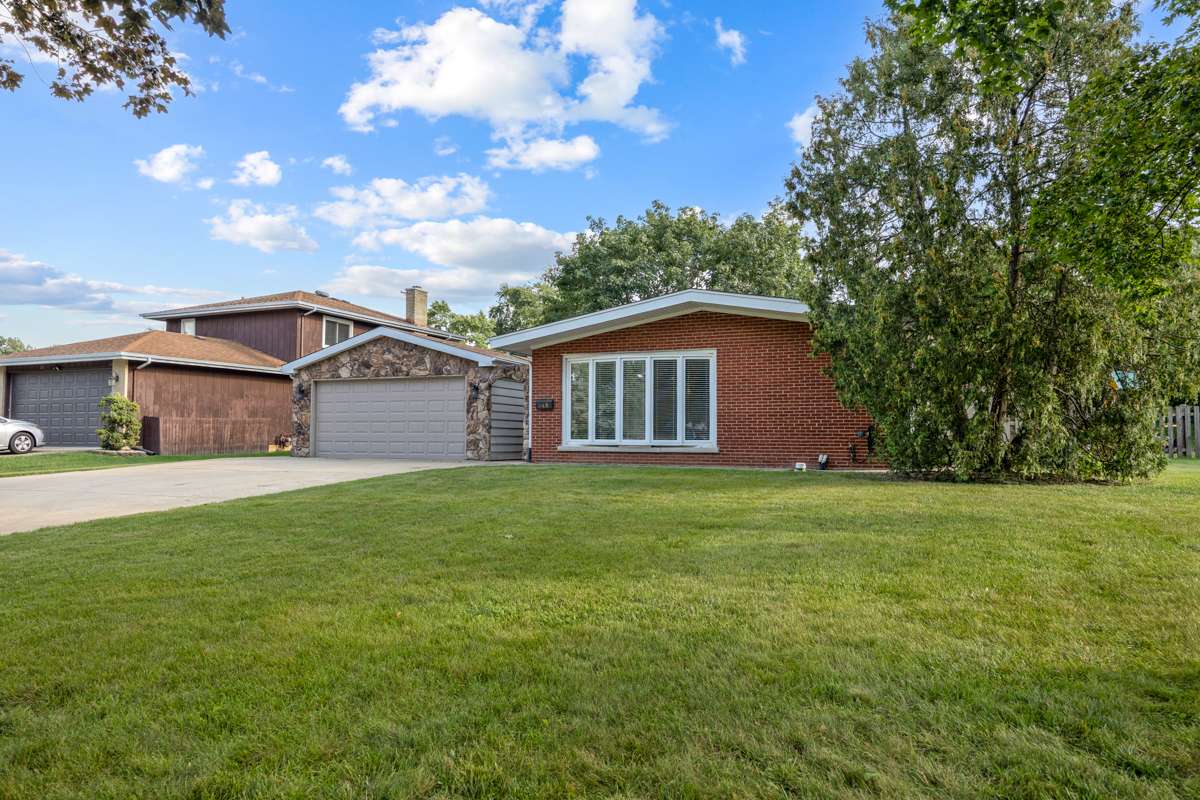 248 E Schick RD, Bloomingdale, IL 60108