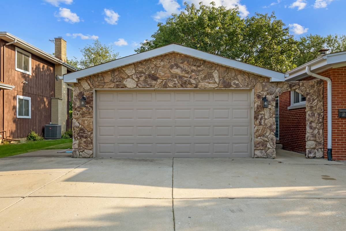 248 E Schick RD, Bloomingdale, IL 60108