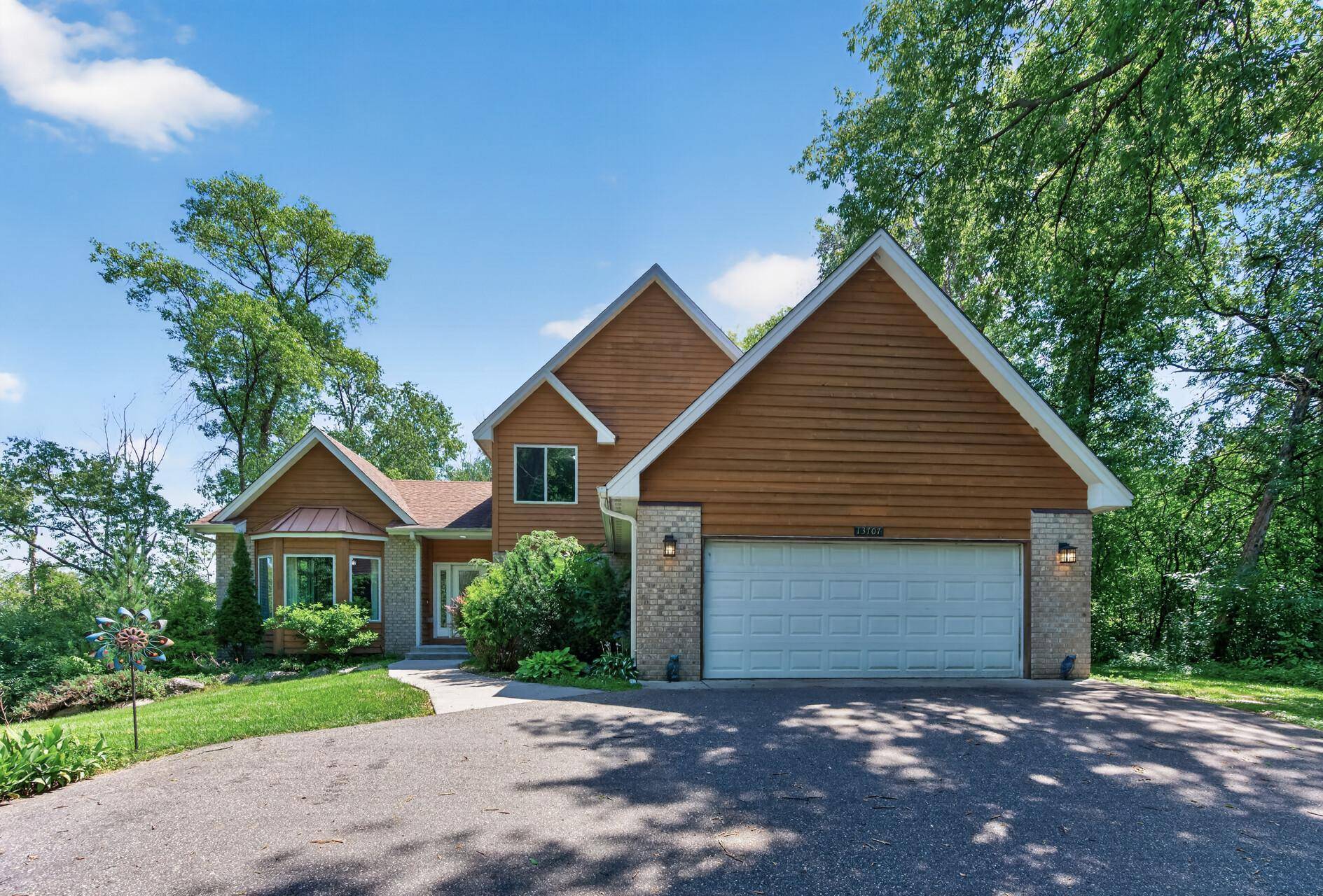 13707 Green Briar DR, Minnetonka, MN 55305