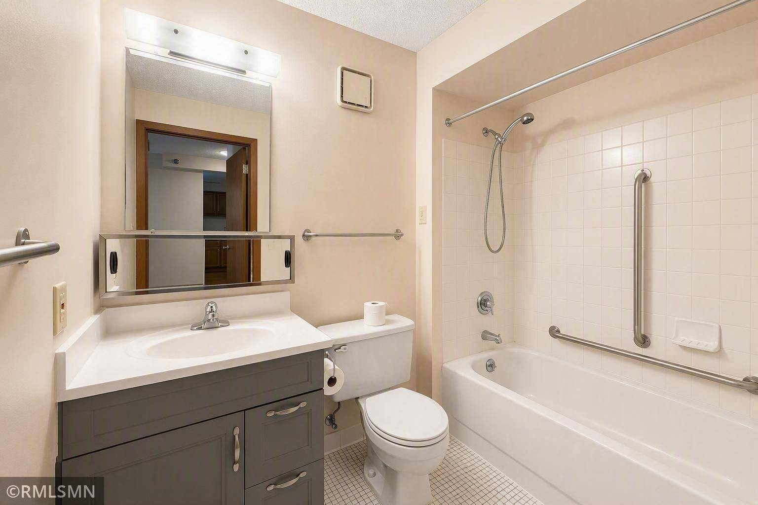 7600 Golden Valley RD #304, Golden Valley, MN 55427