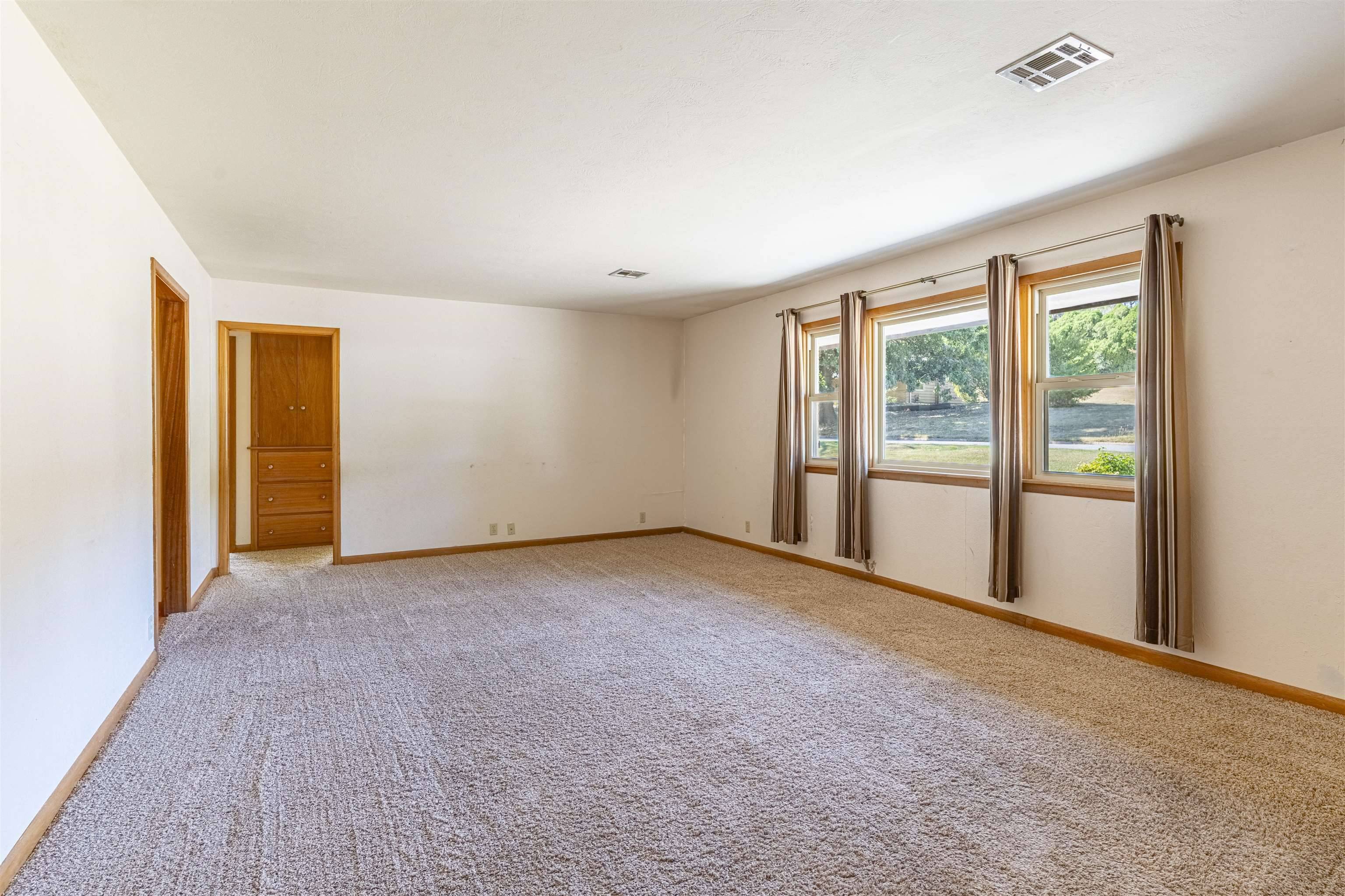 225 Highland Dr., Arkansas City, KS 67005
