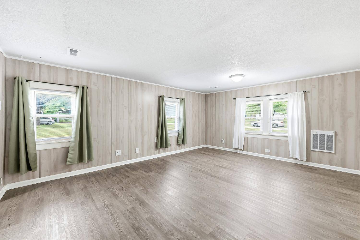 129 E Dorrell St, Haysville, KS 67060