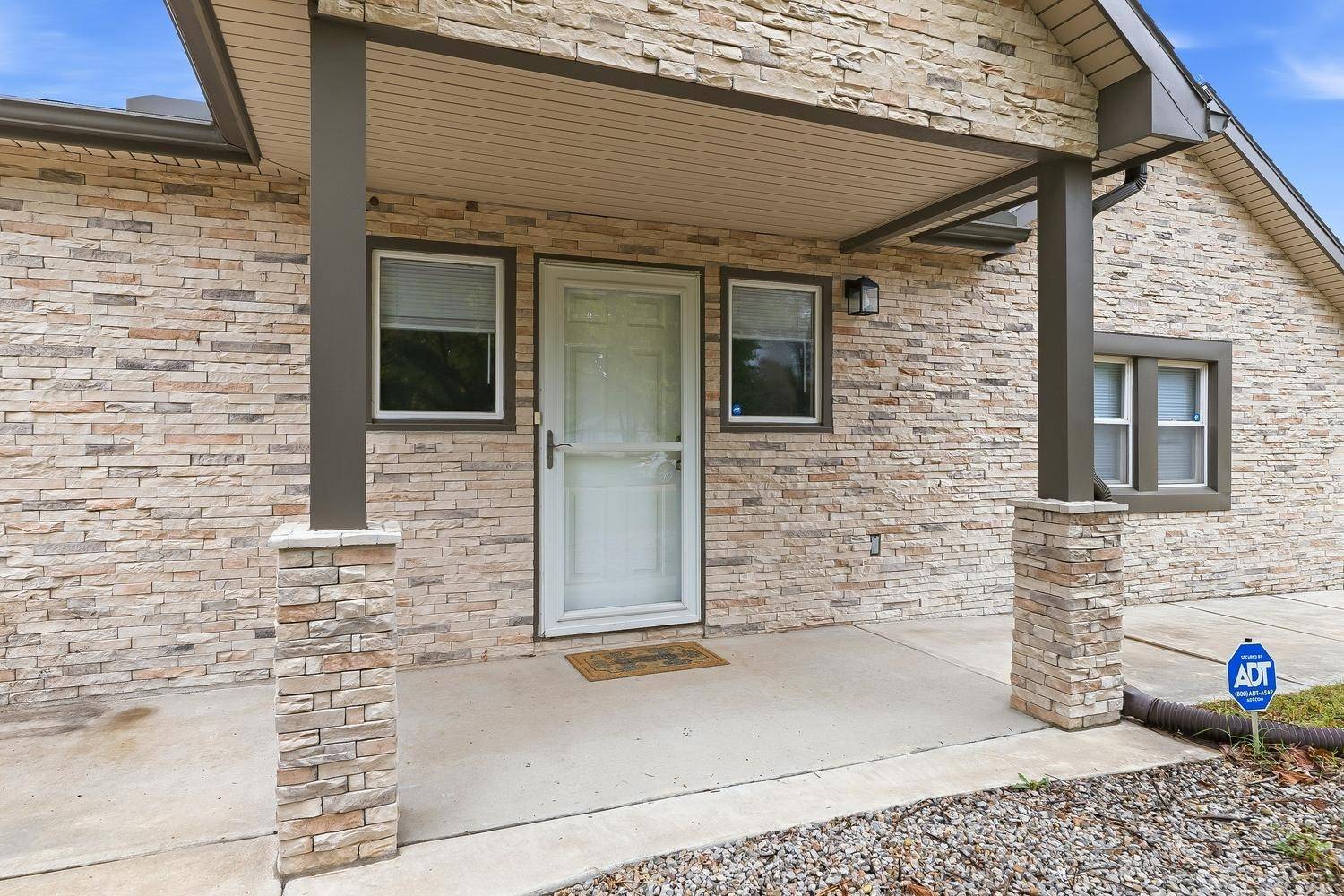 129 E Dorrell St, Haysville, KS 67060