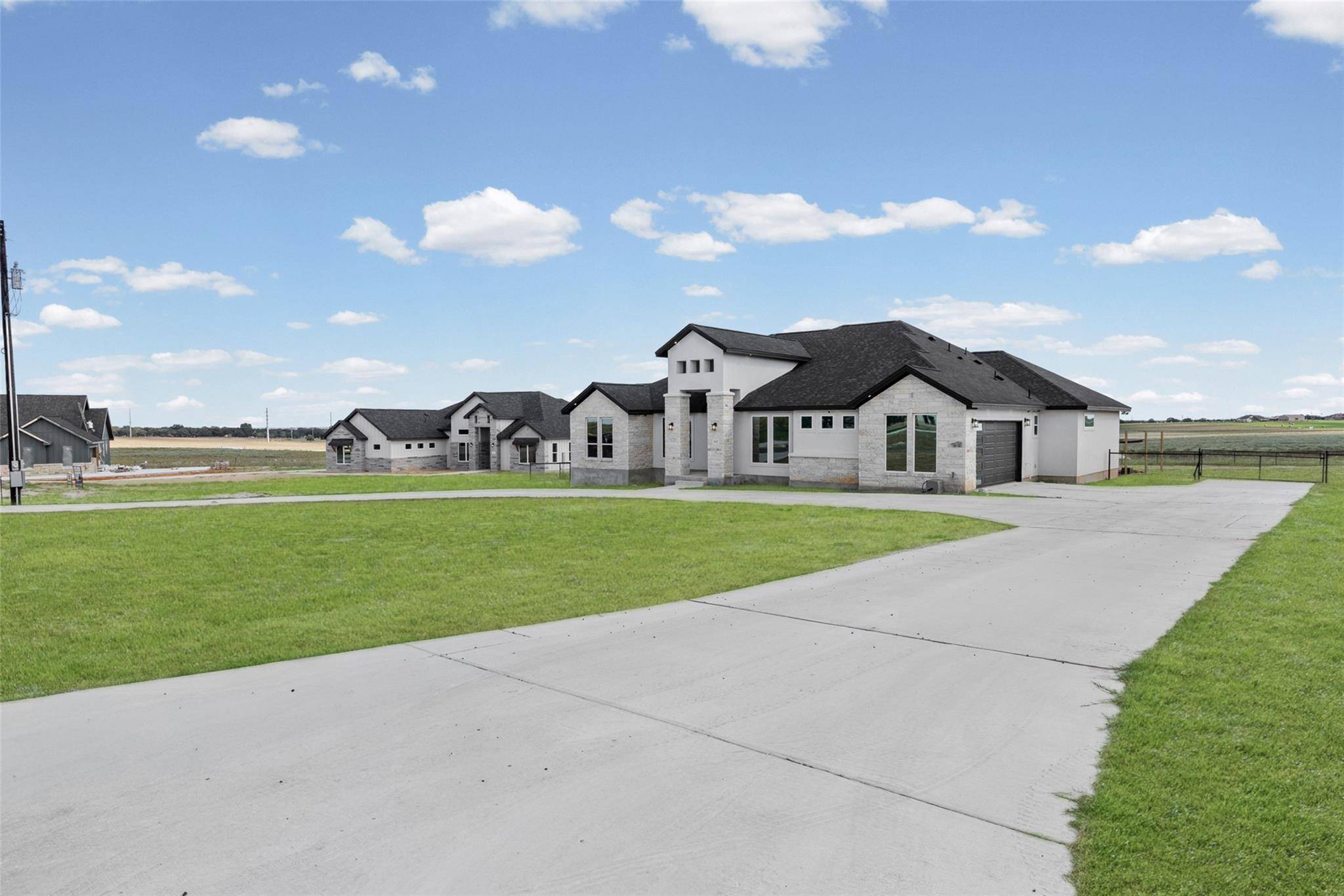 112 Pioneer DR, La Vernia, TX 78121