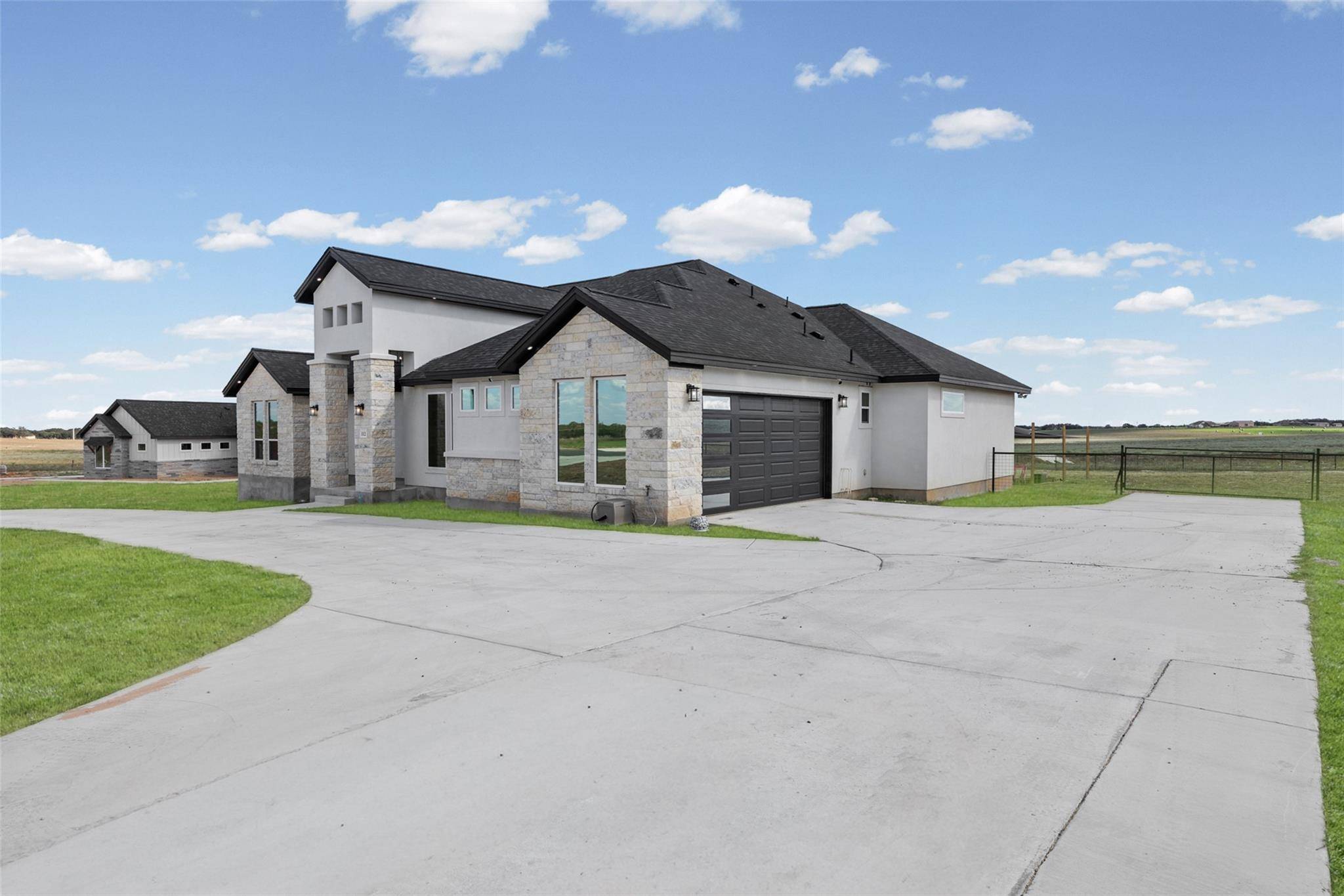 112 Pioneer DR, La Vernia, TX 78121