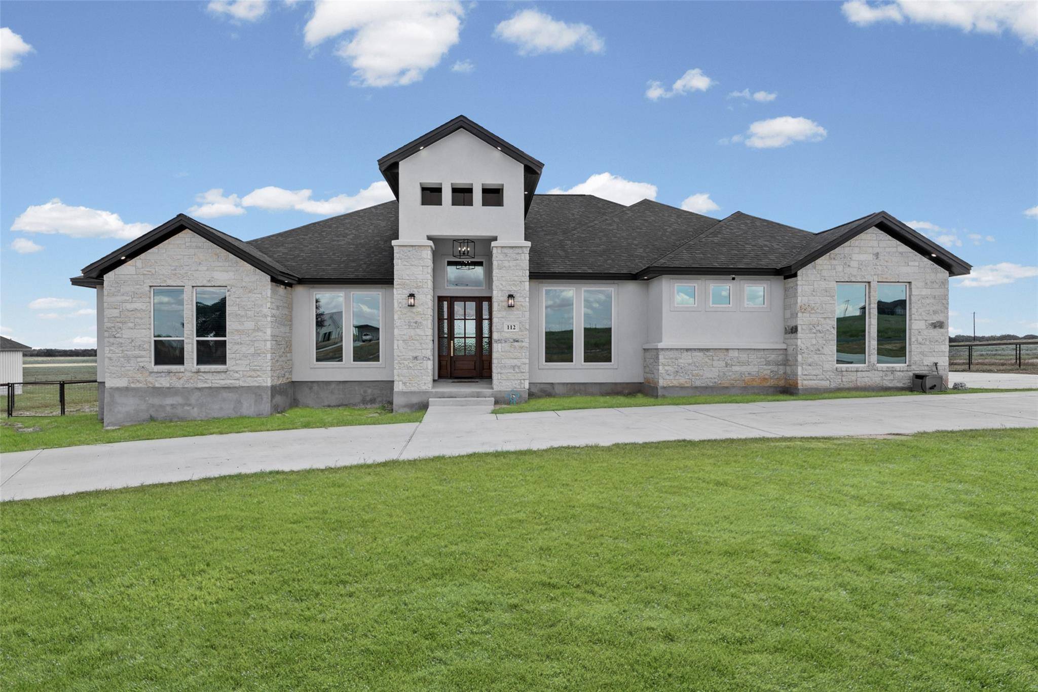 112 Pioneer DR, La Vernia, TX 78121
