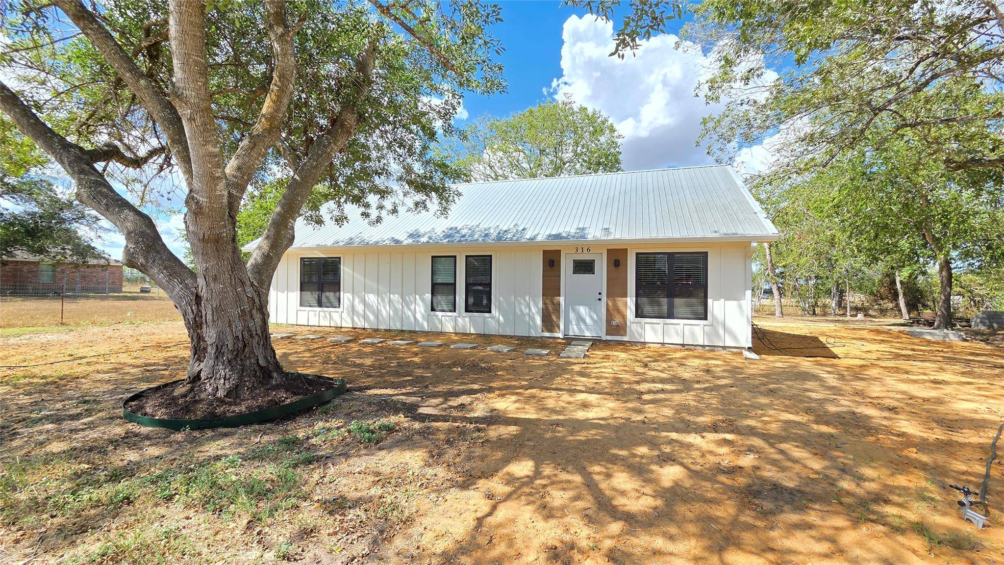 316 W 8th ST, Flatonia, TX 78941
