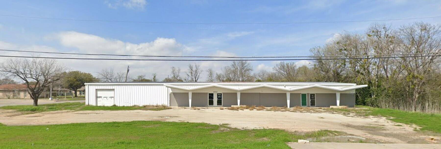 2010 W 2nd ST, Taylor, TX 76574