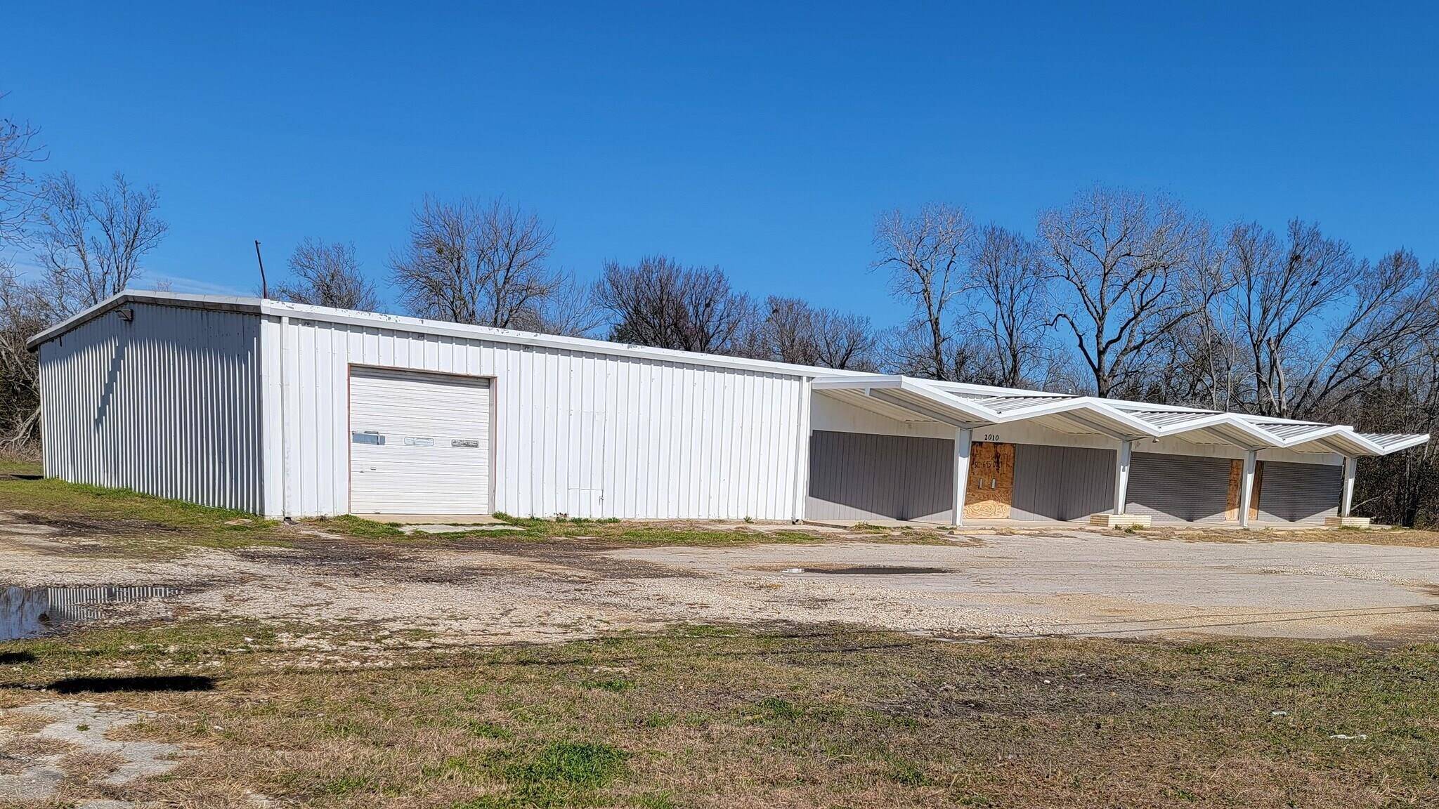 2010 W 2nd ST, Taylor, TX 76574