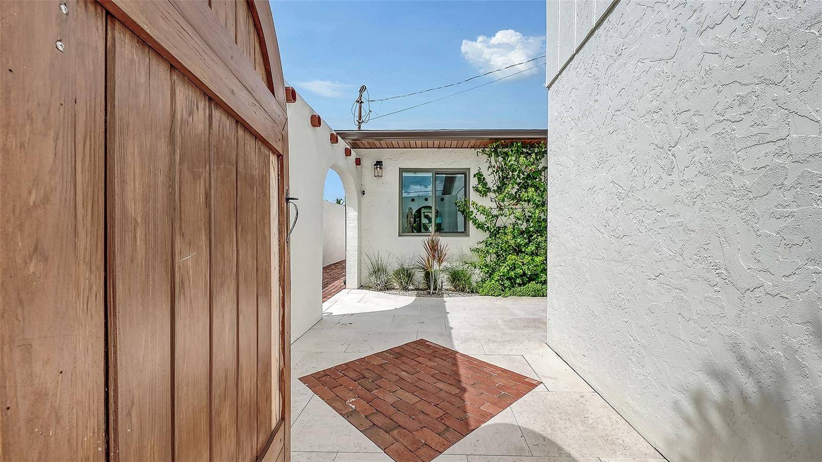 556 N WASHINGTON DR, Sarasota, FL 34236