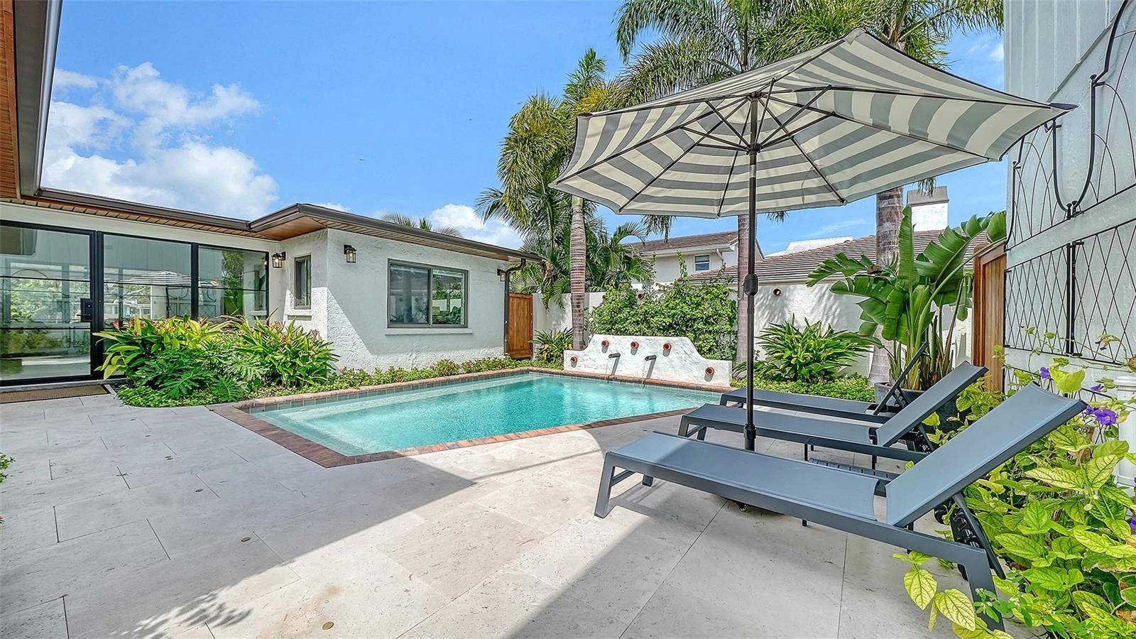 556 N WASHINGTON DR, Sarasota, FL 34236