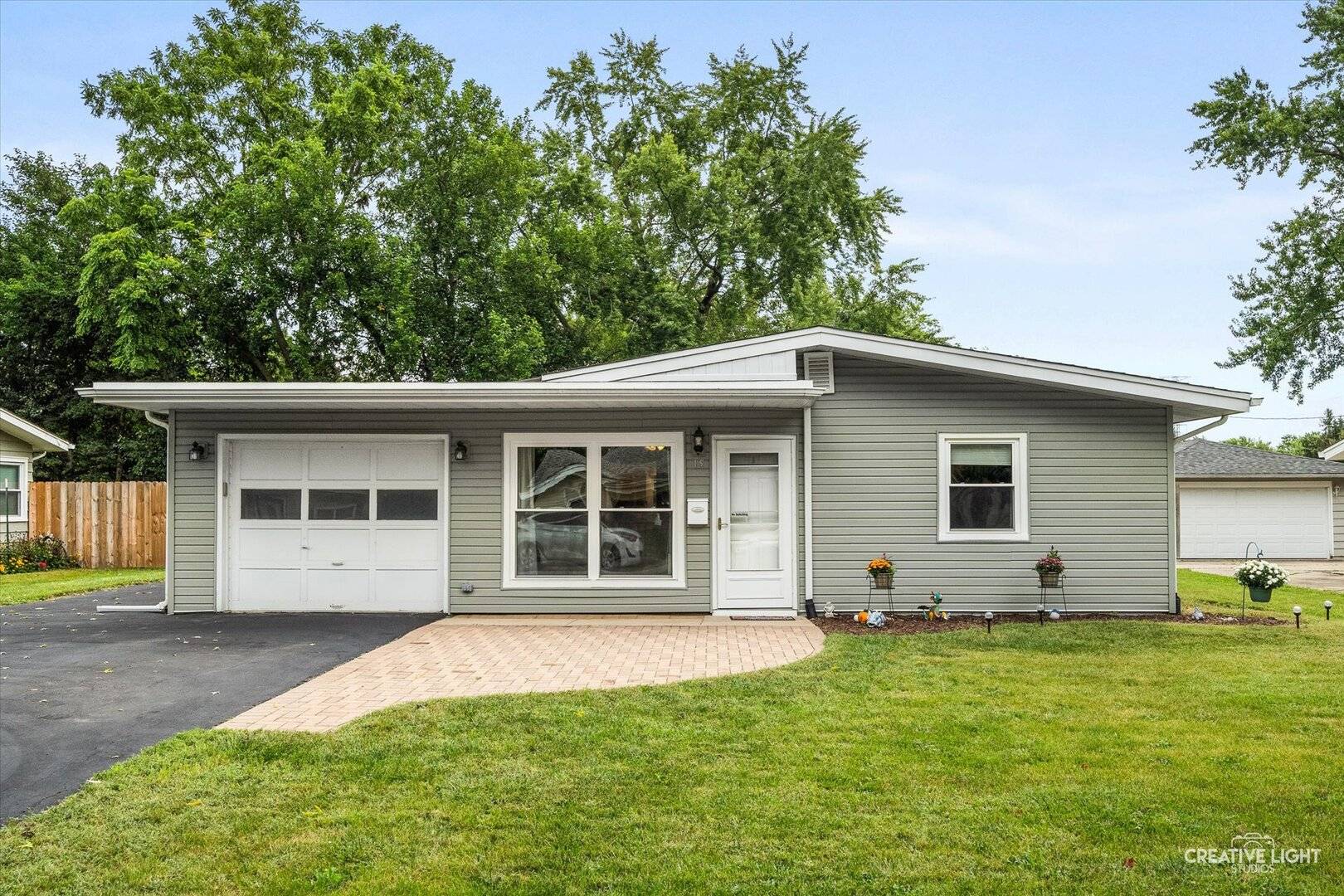 15 Cedar DR, North Aurora, IL 60542
