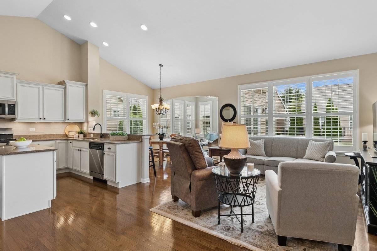 4040 Chesapeake LN, Naperville, IL 60564