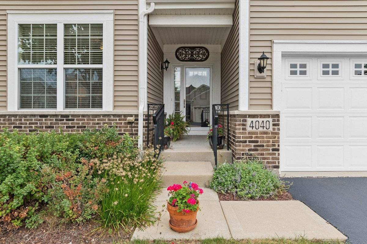 4040 Chesapeake LN, Naperville, IL 60564