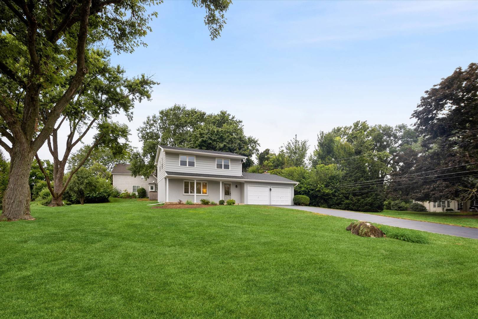 2S380 Golfview DR, Glen Ellyn, IL 60137