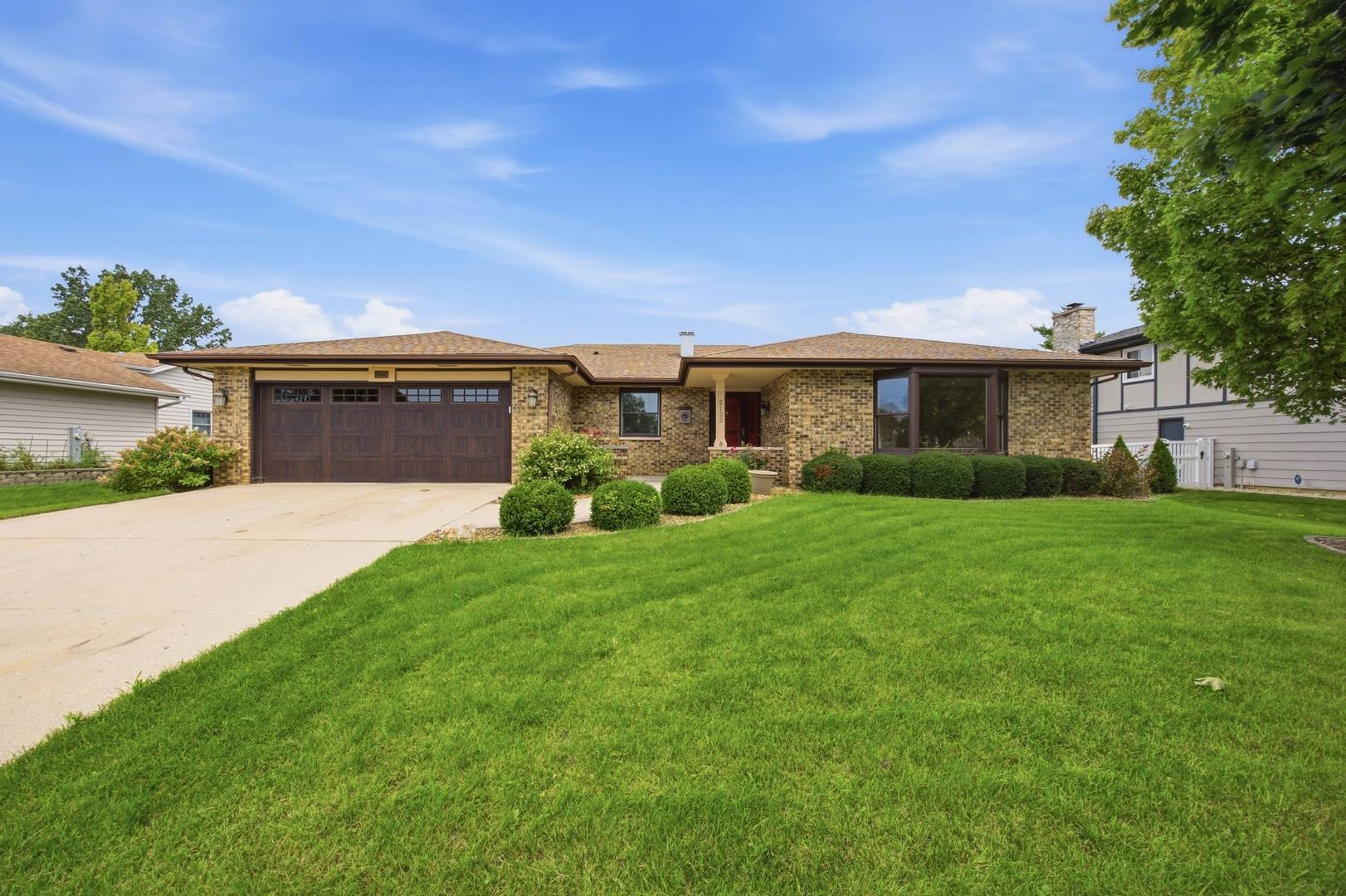 2122 Sherborn LN, Schaumburg, IL 60193