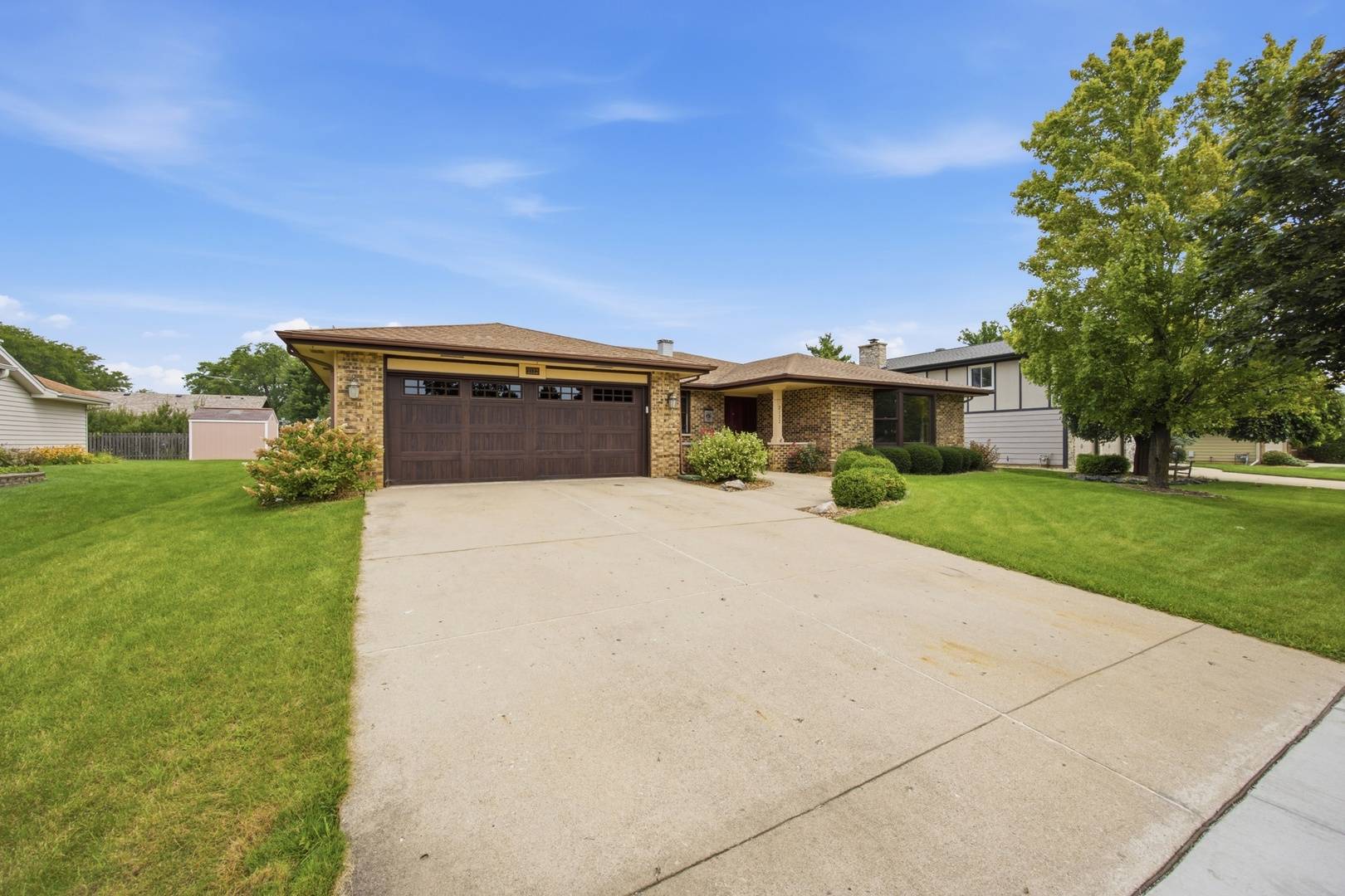 2122 Sherborn LN, Schaumburg, IL 60193