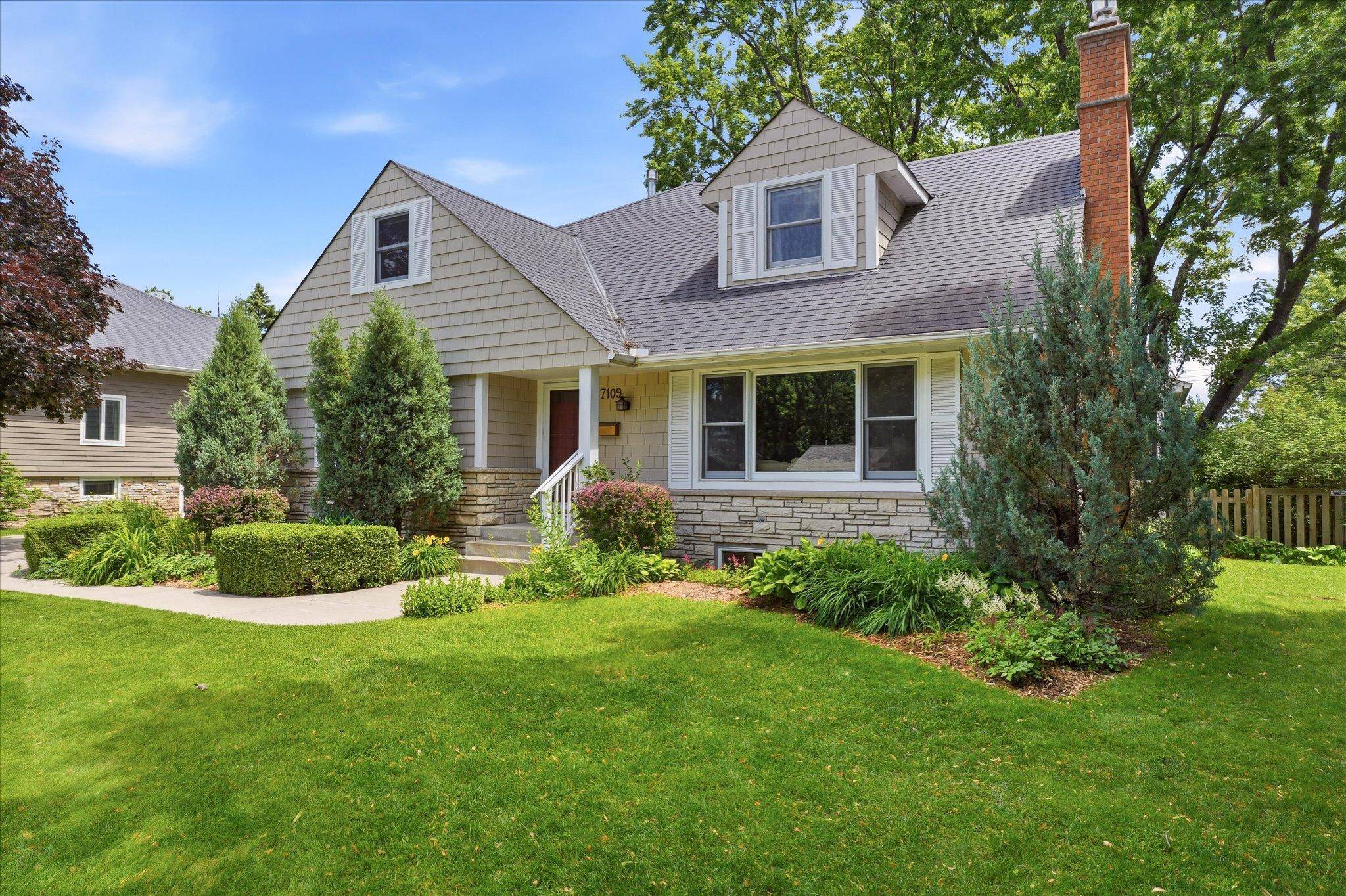 7109 Heatherton TRL, Edina, MN 55435