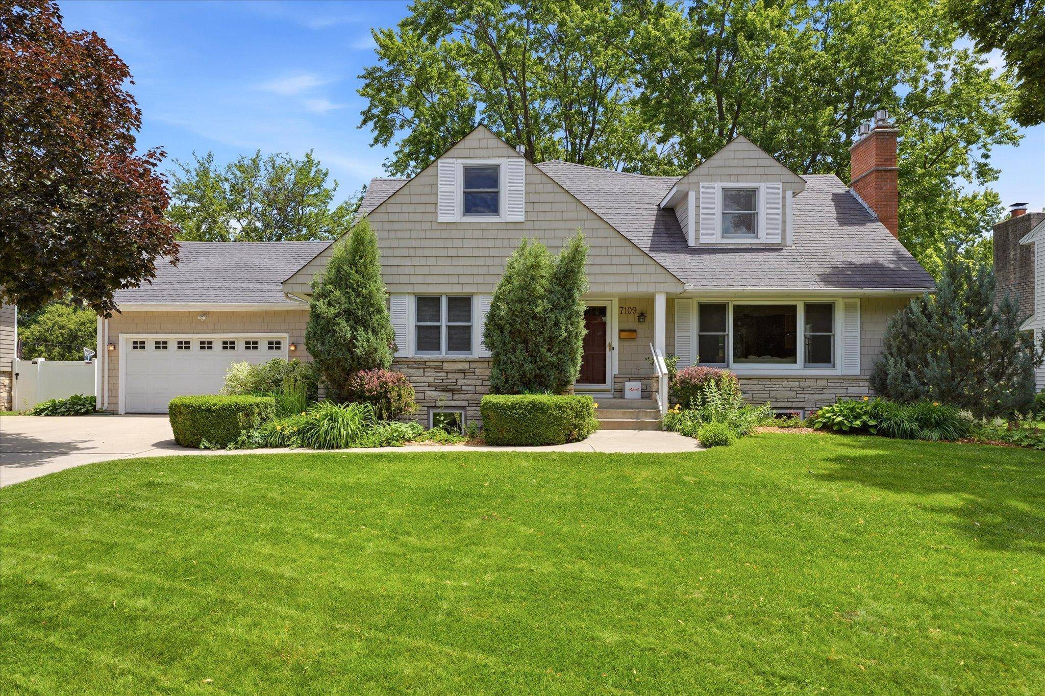 7109 Heatherton TRL, Edina, MN 55435