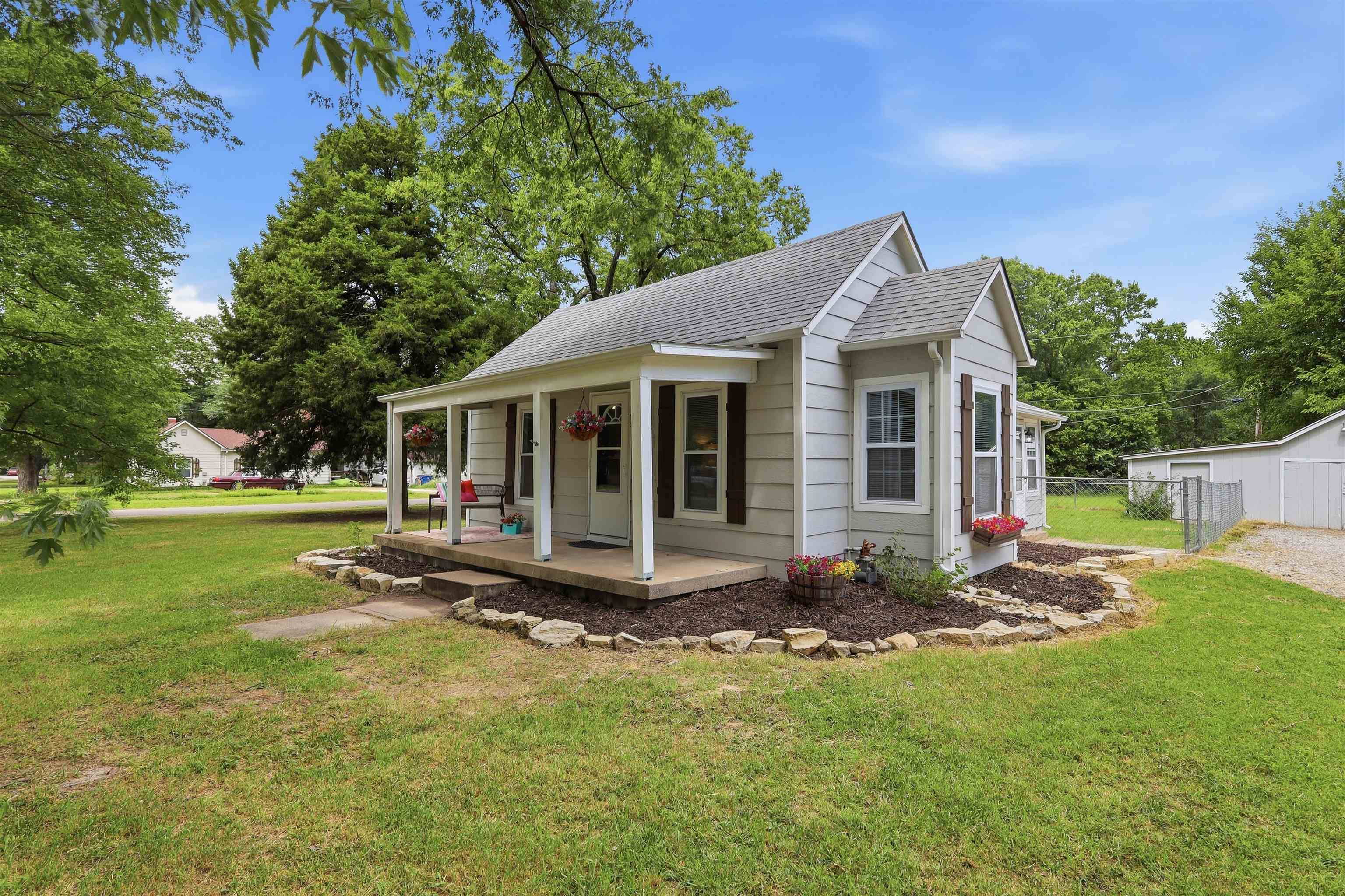 228 N Willow St, Douglass, KS 67039