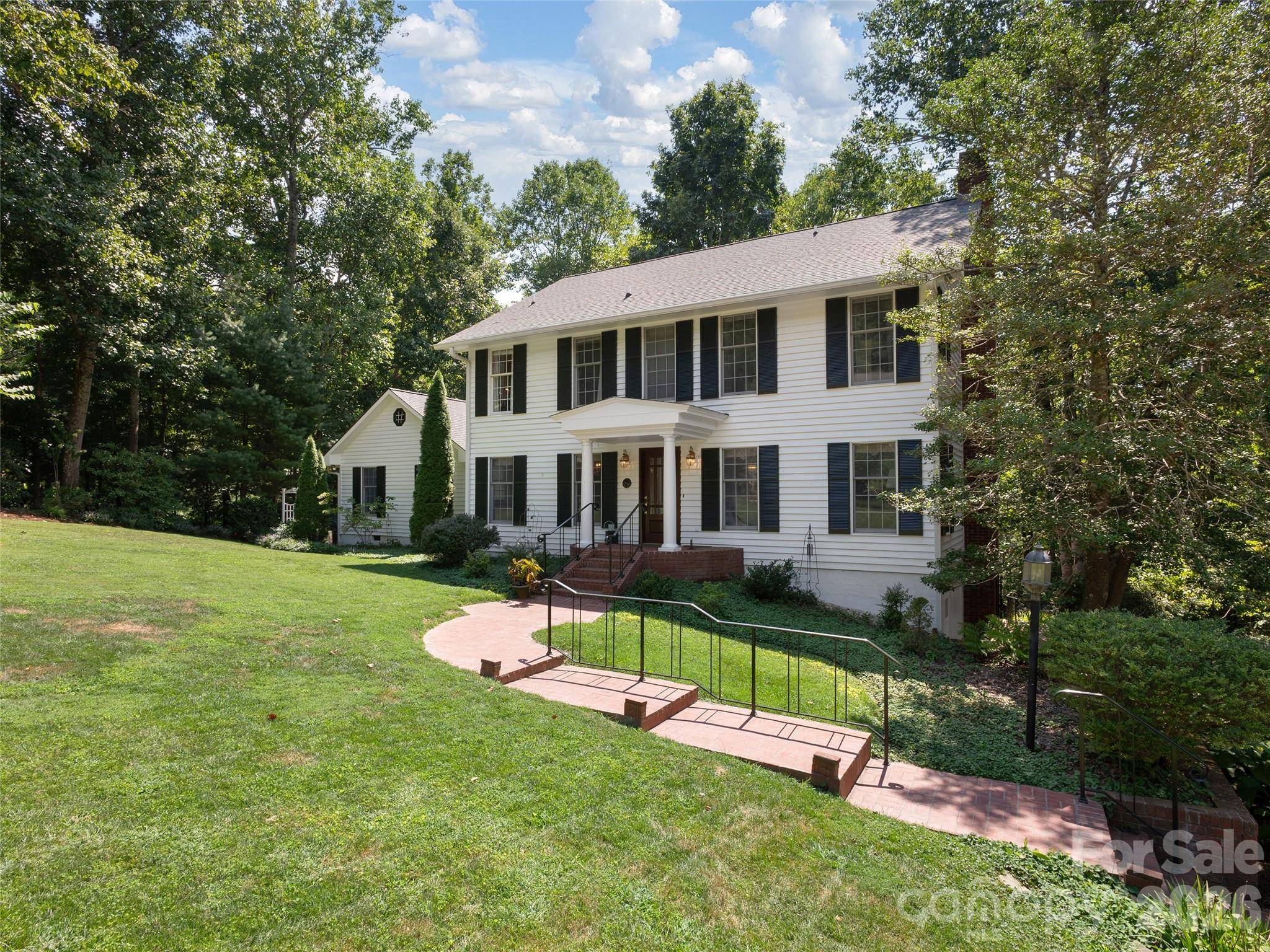 440 Sondley Woods PL, Asheville, NC 28805