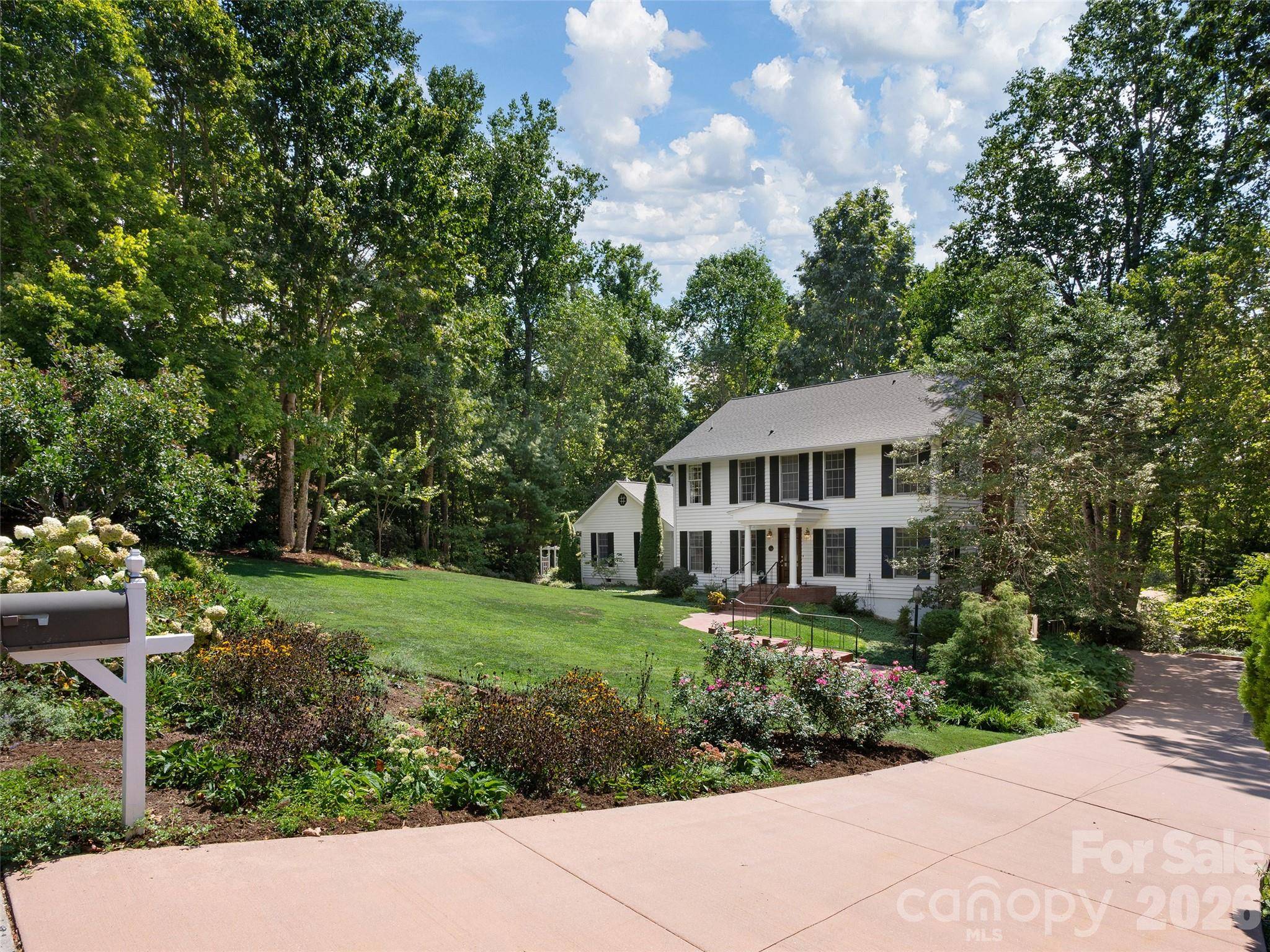 440 Sondley Woods PL, Asheville, NC 28805