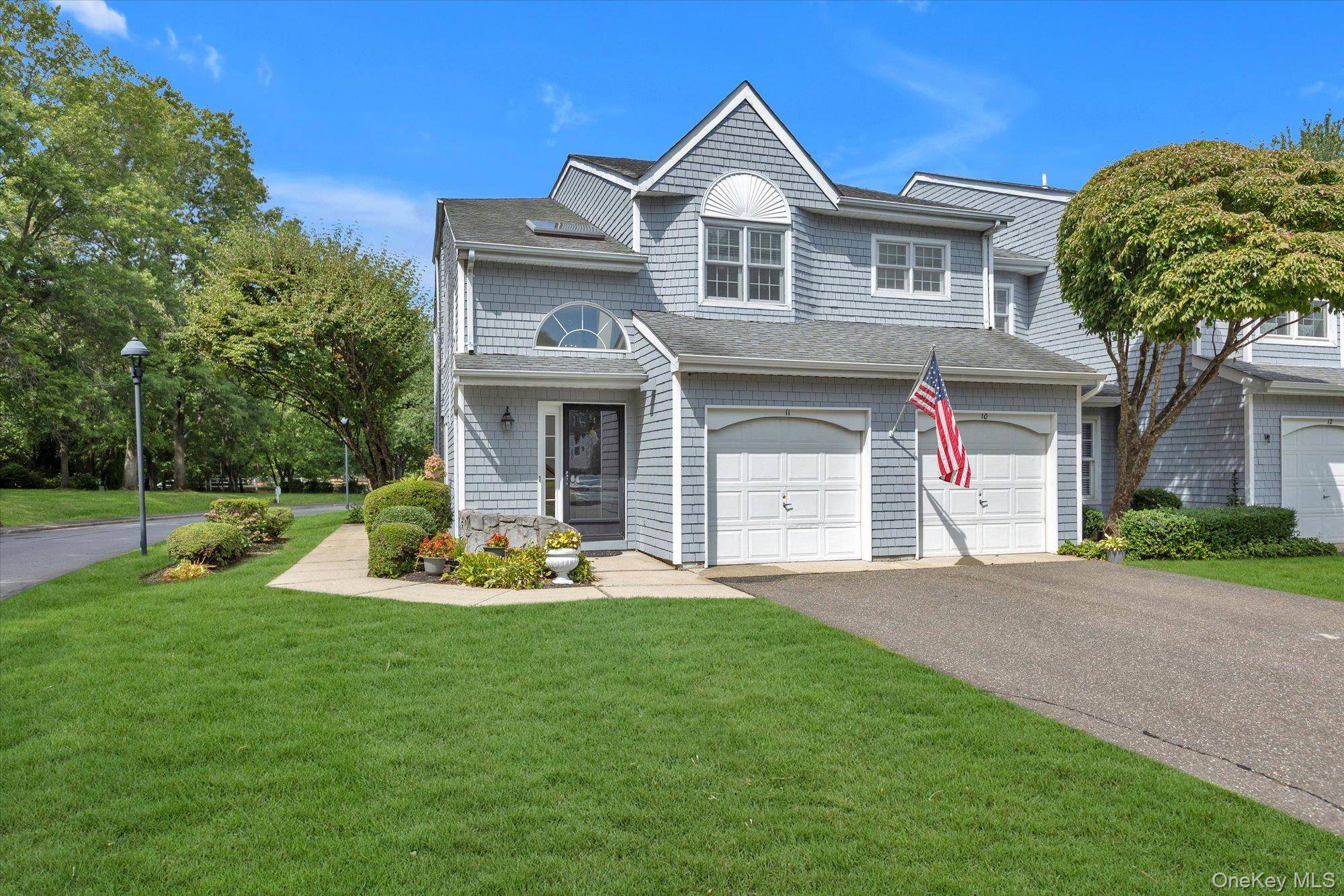 11 Lakebridge DR, Kings Park, NY 11754