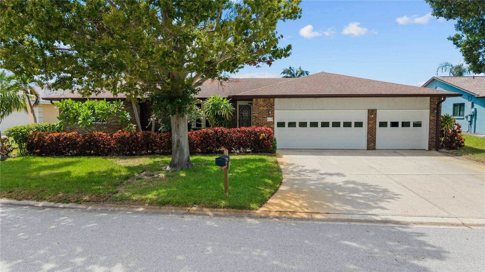 4612 CORAL LAKE DR, Bradenton, FL 34210