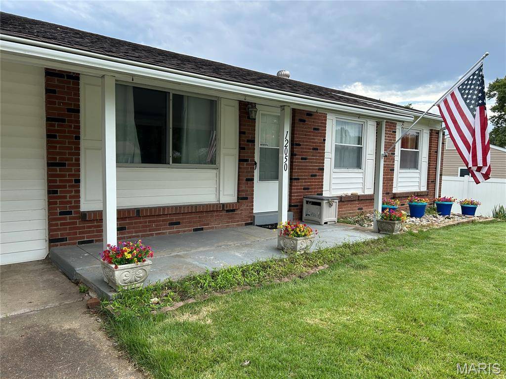 12050 Providence LN, Maryland Heights, MO 63043