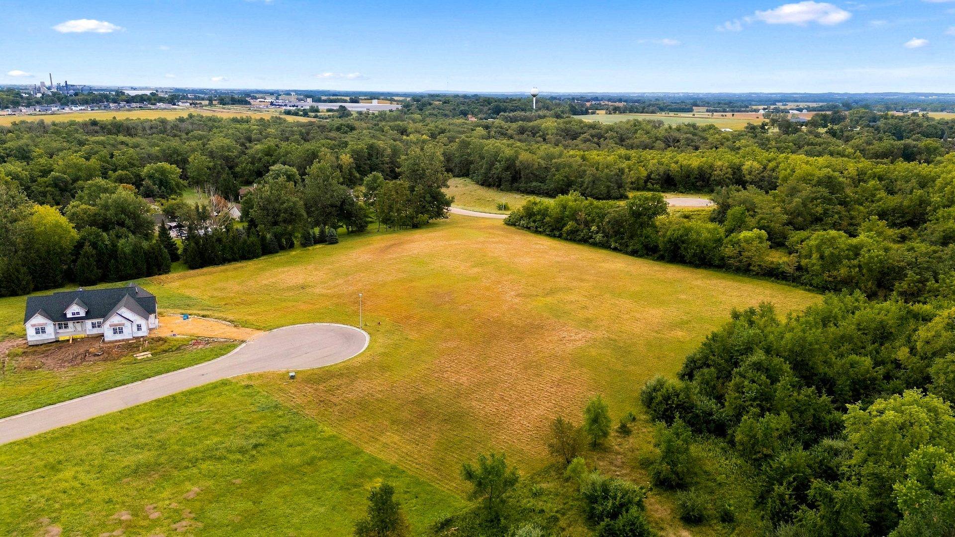 323 Silver Creek RD, De Witt, IA 52472