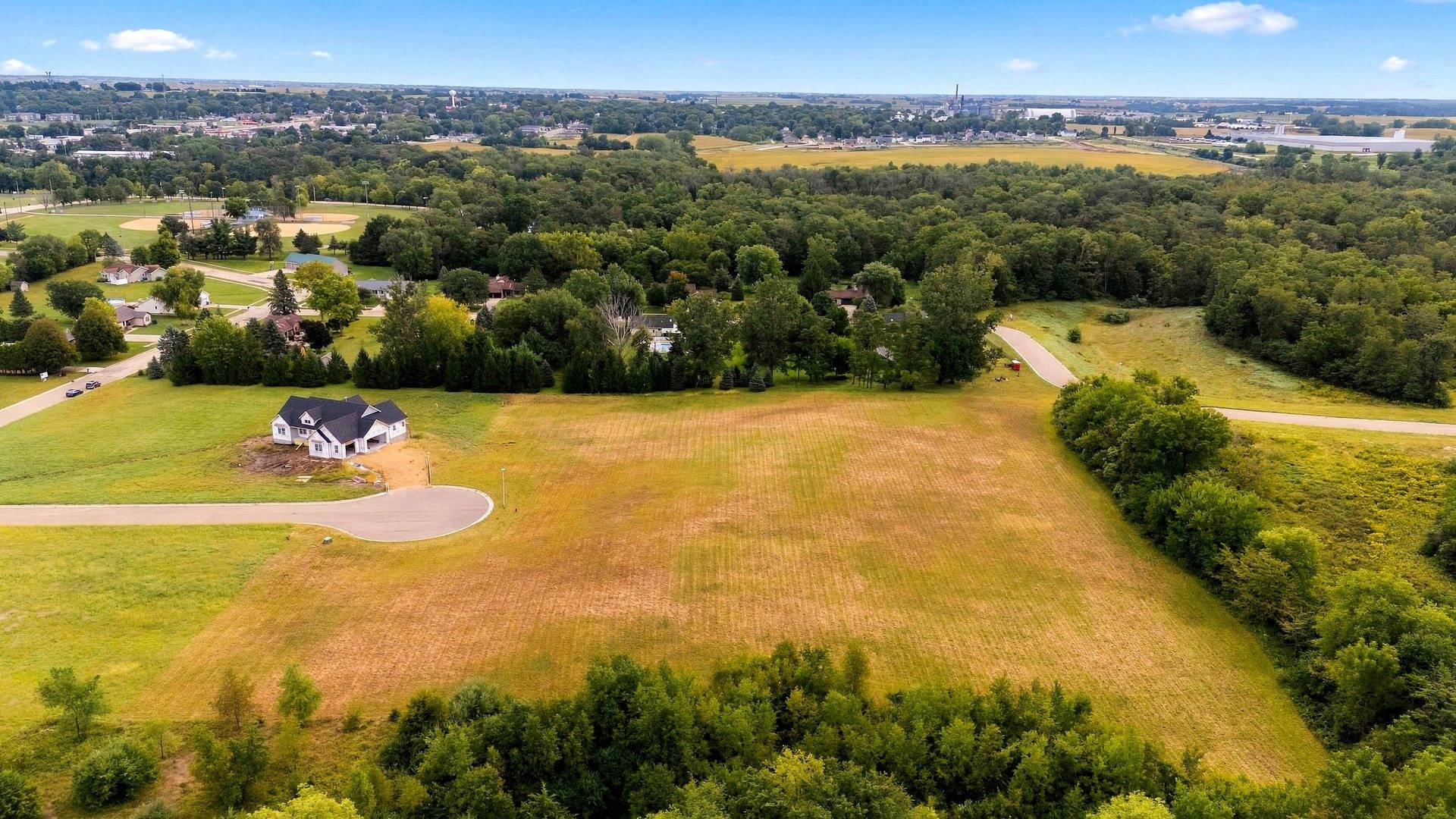 323 Silver Creek RD, De Witt, IA 52472