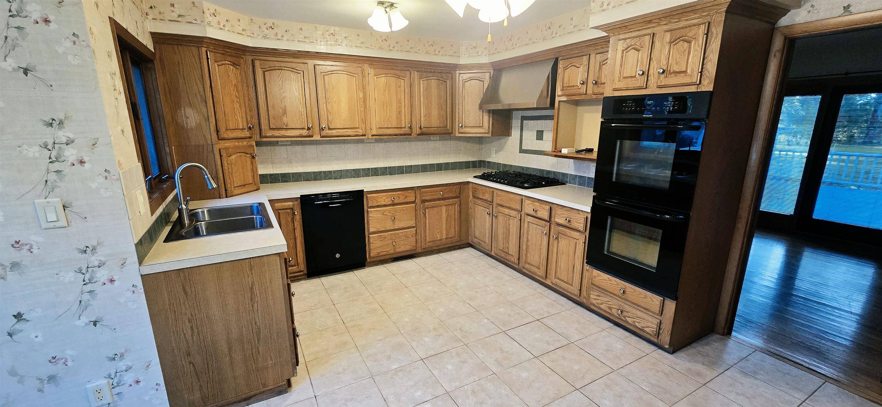 1766 Oak DR, Charles City, IA 50616