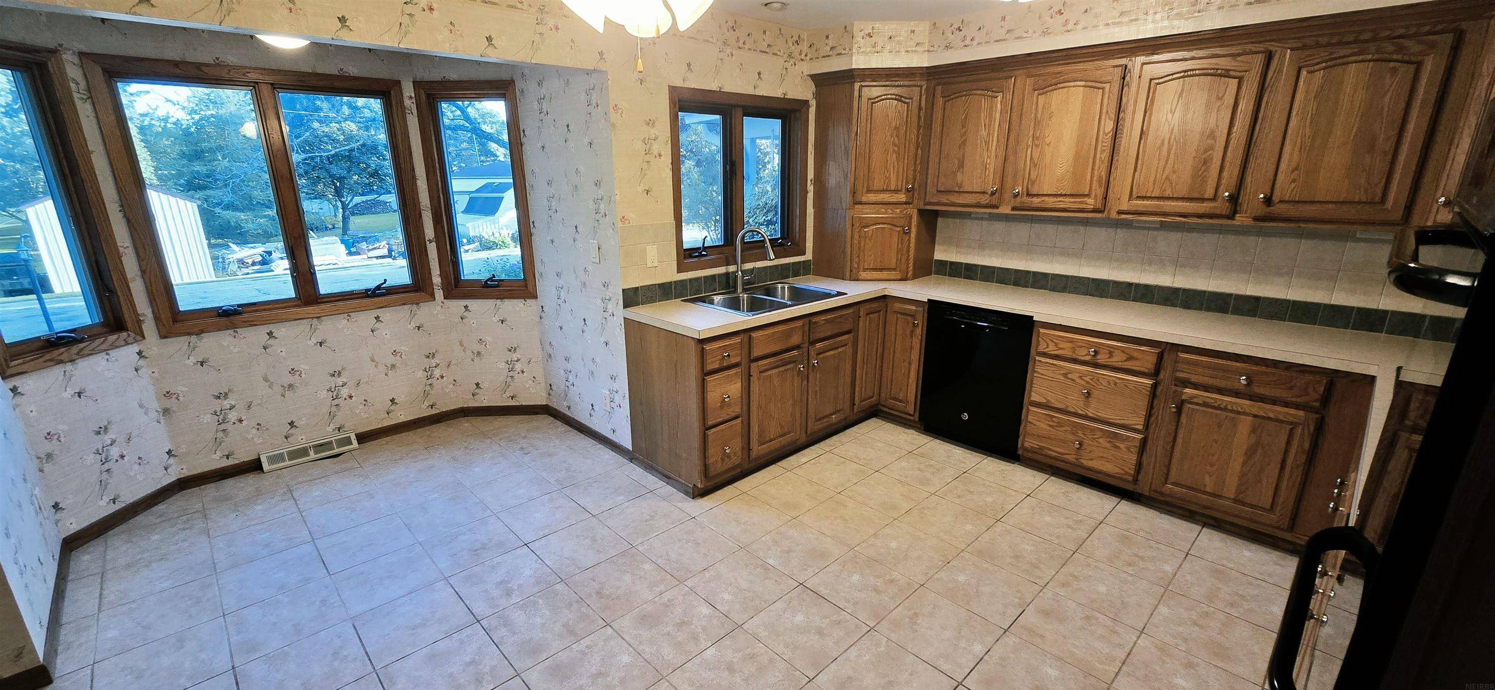 1766 Oak DR, Charles City, IA 50616