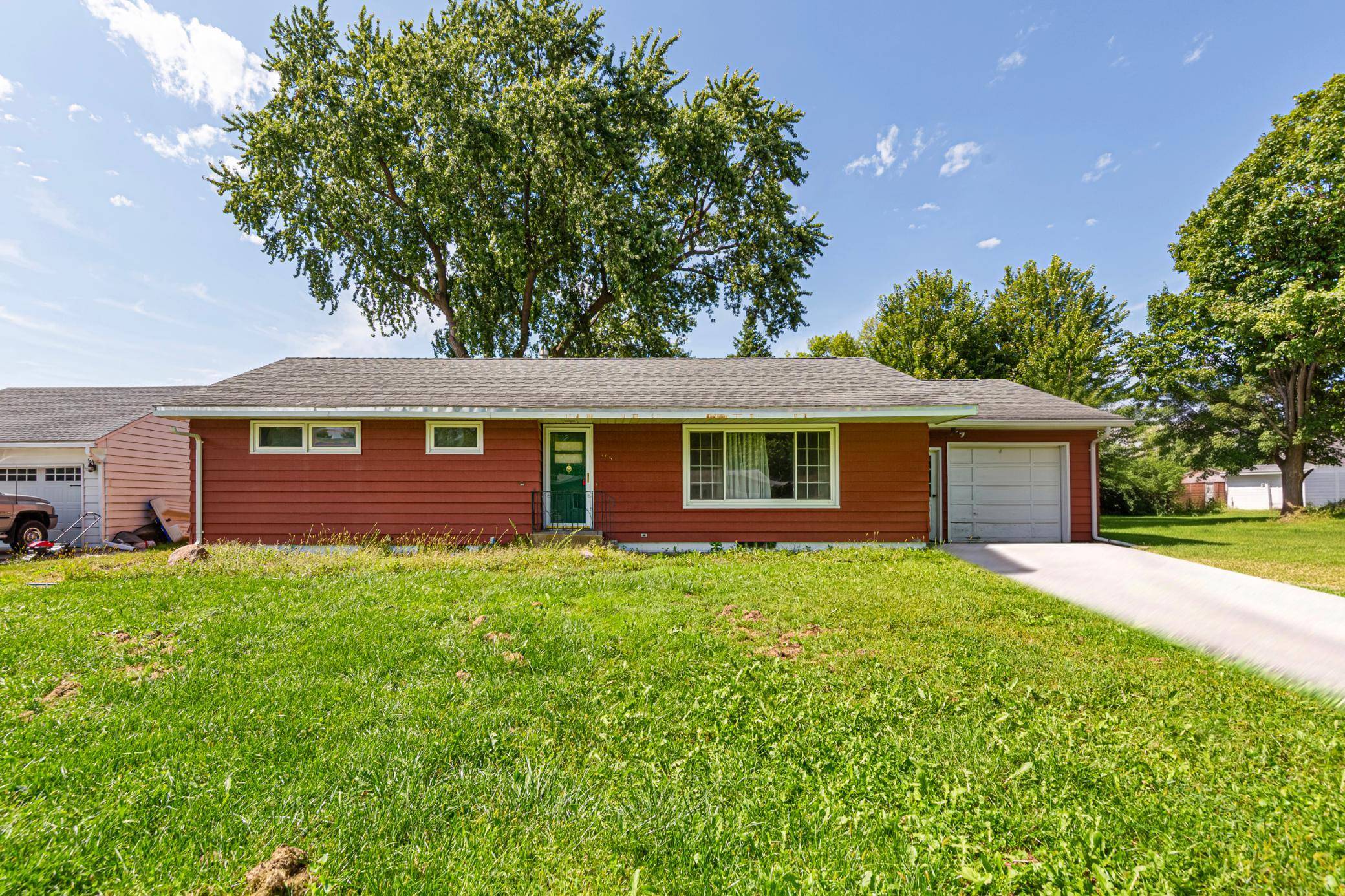 366 N Waterville AVE, Le Center, MN 56057