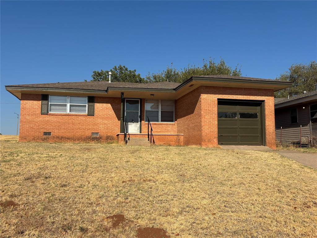 700 N 5th ST, Clinton, OK 73601