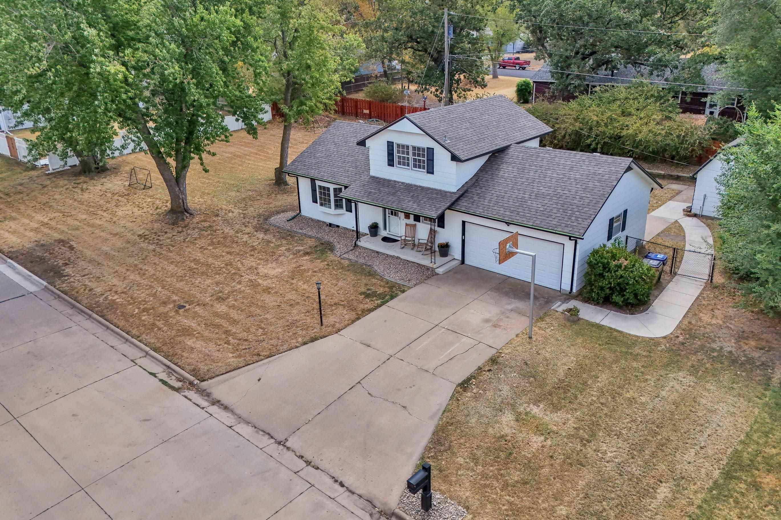 107 Brookside Dr, Newton, KS 67114