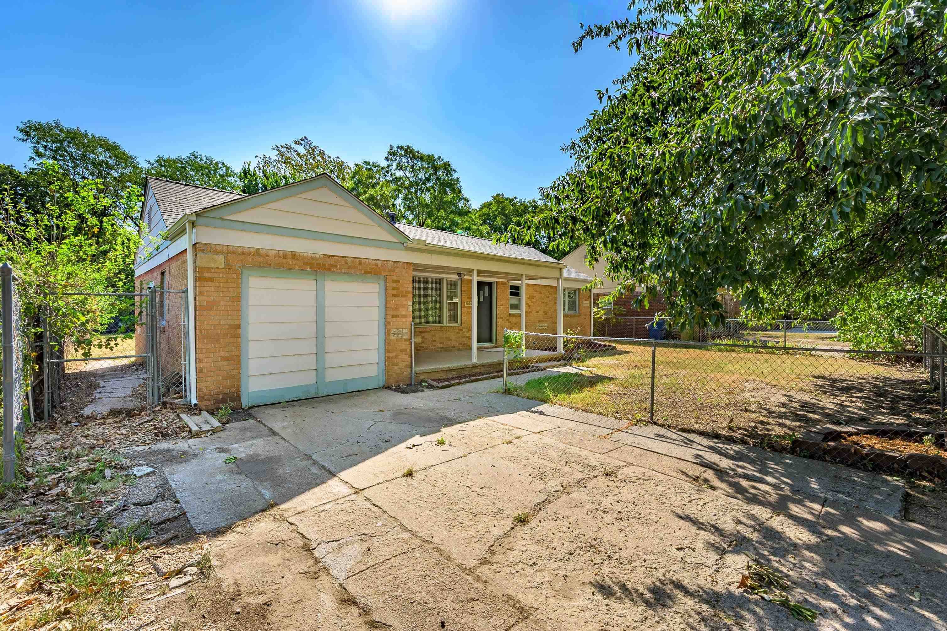 2820 S Mosley St, Wichita, KS 67216-1121