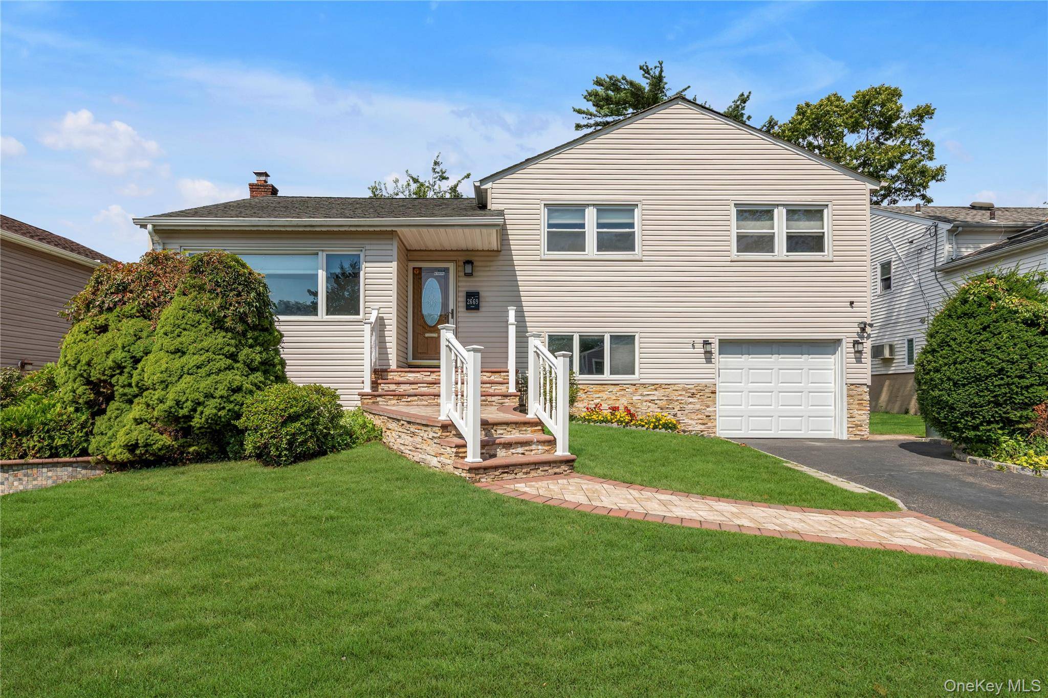 2669 Grayson DR, East Meadow, NY 11554