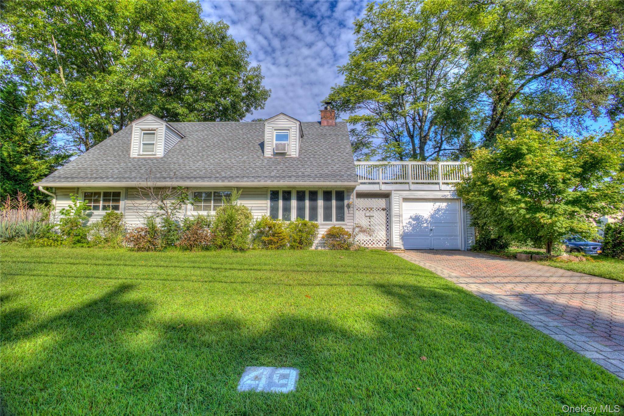 49 Radcliff AVE, Port Washington, NY 11050