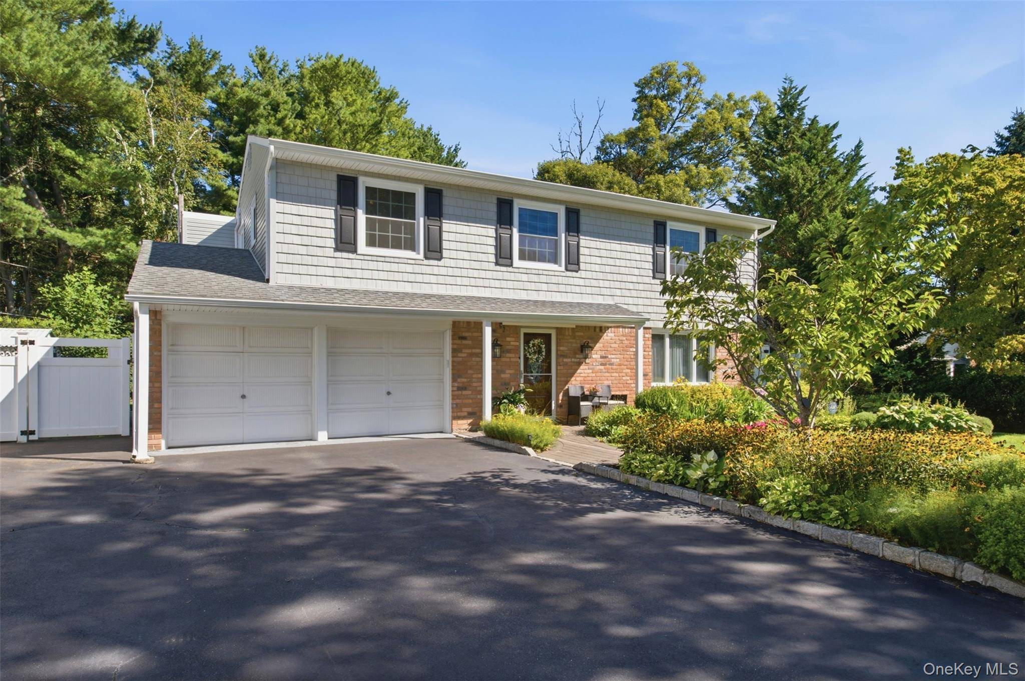 17 White Cliff LN, Nesconset, NY 11767