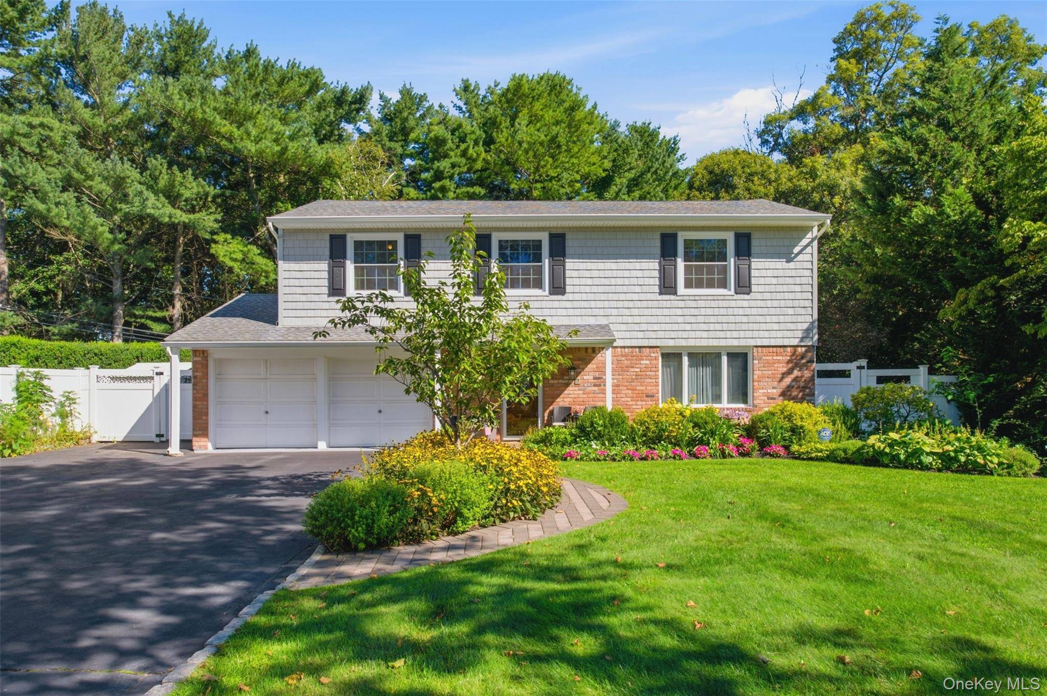17 White Cliff LN, Nesconset, NY 11767