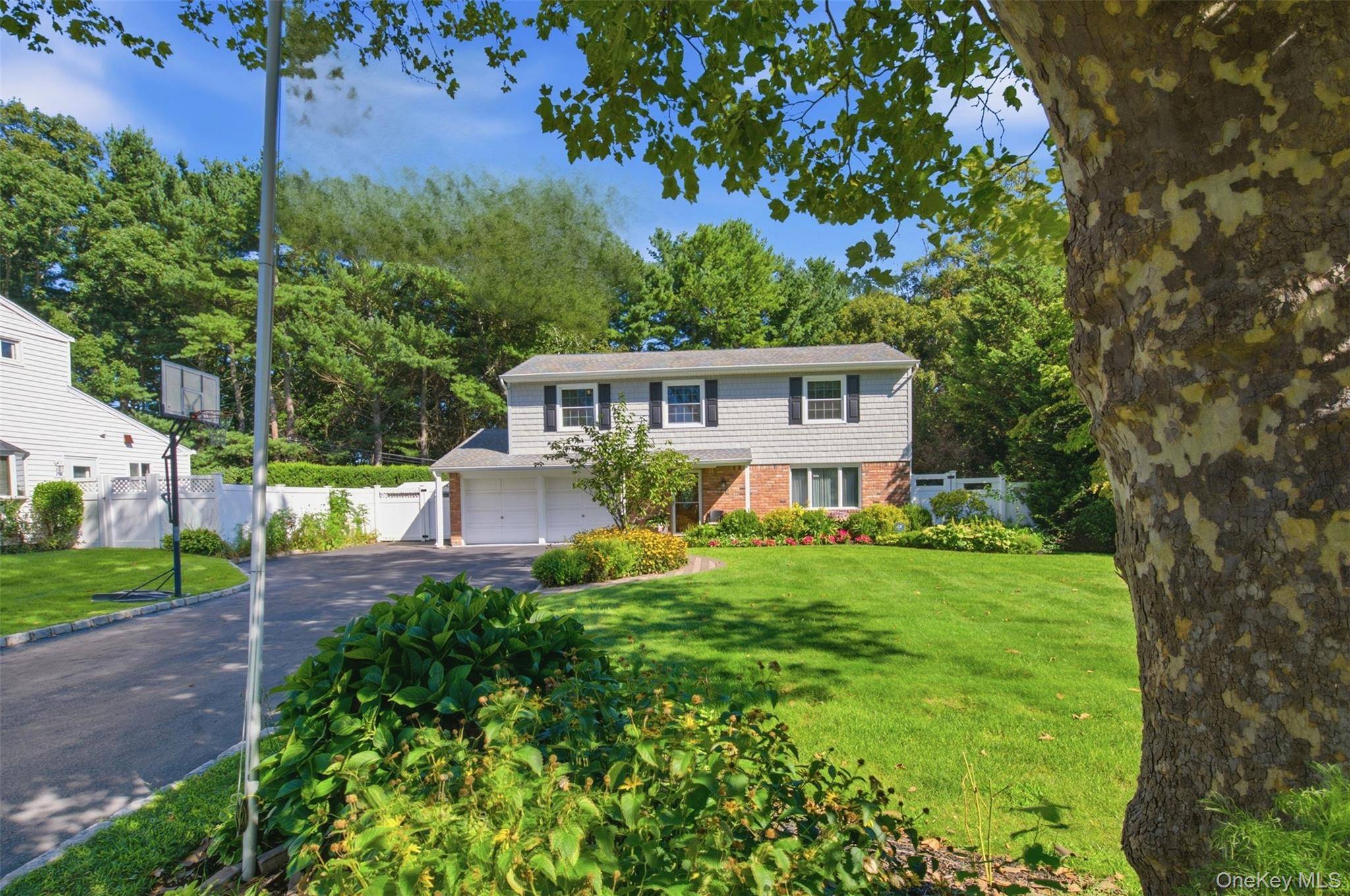 17 White Cliff LN, Nesconset, NY 11767