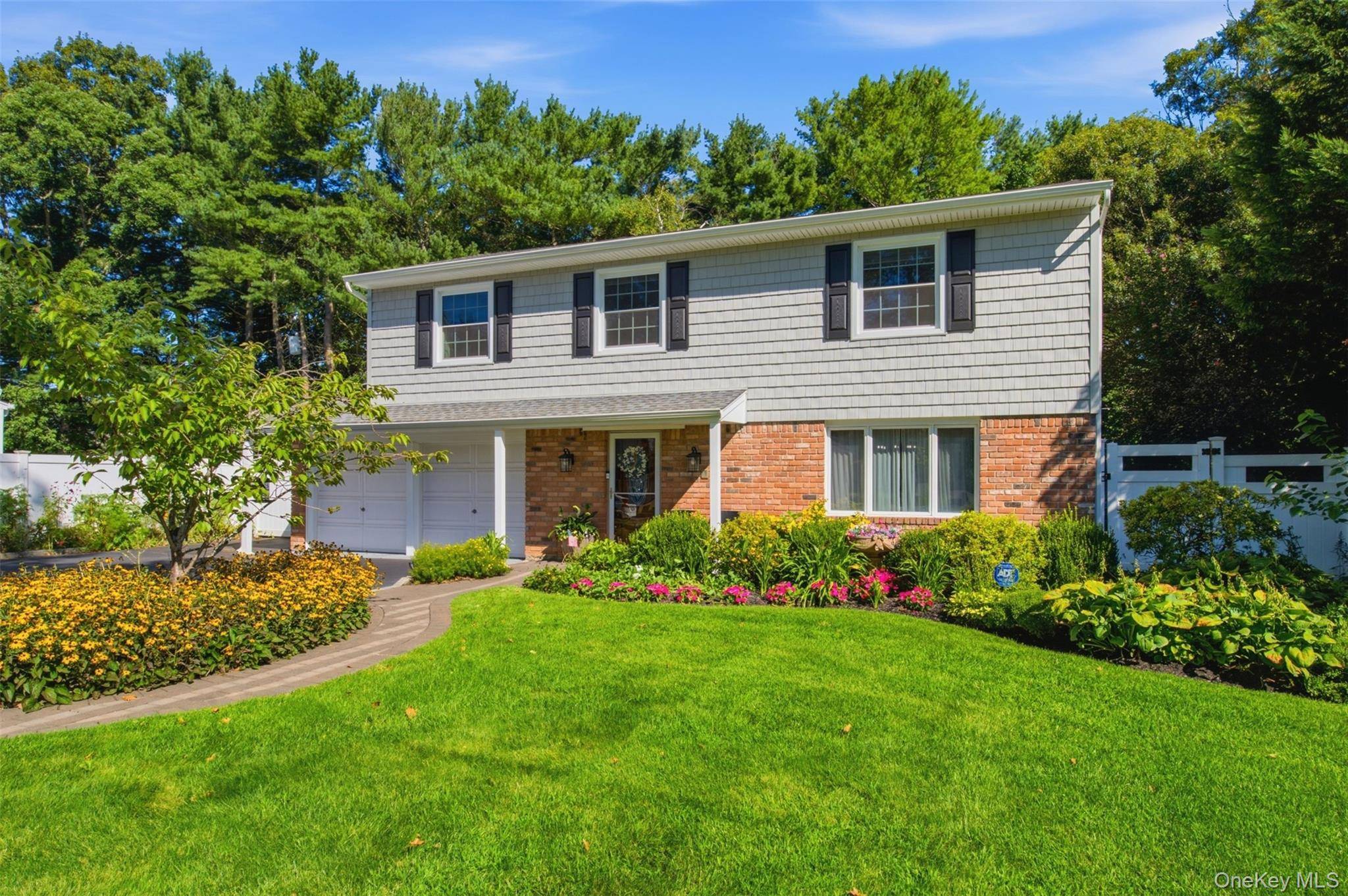 17 White Cliff LN, Nesconset, NY 11767