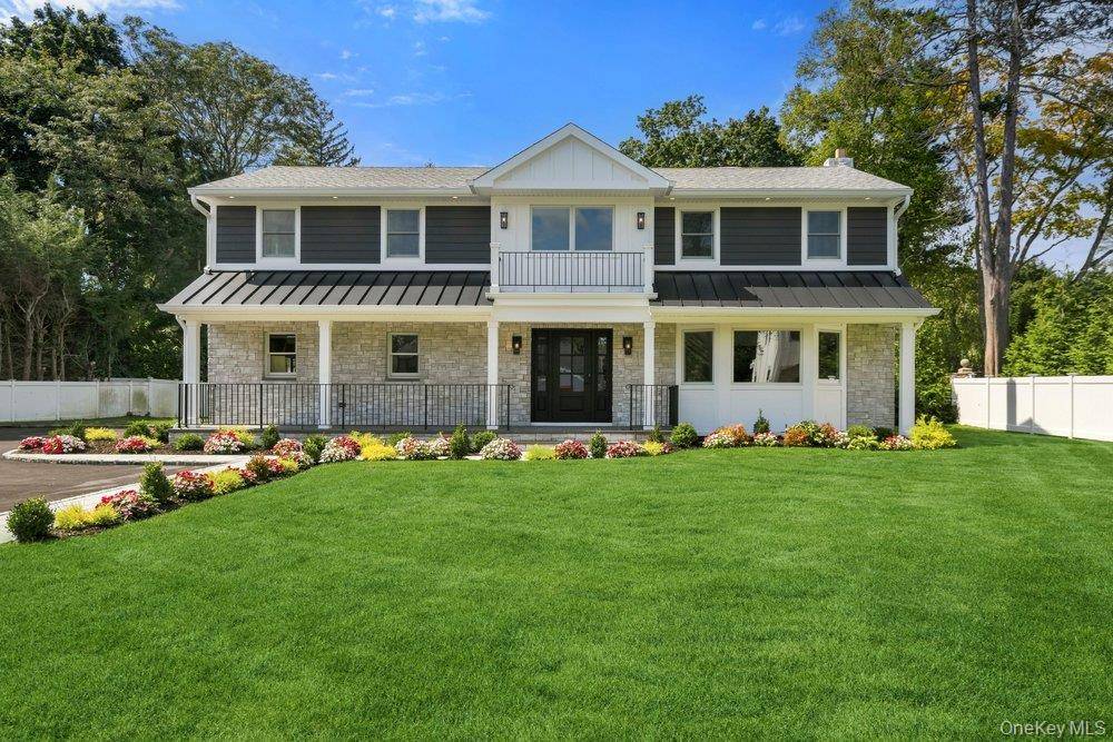 3 Aron DR, Woodbury, NY 11797
