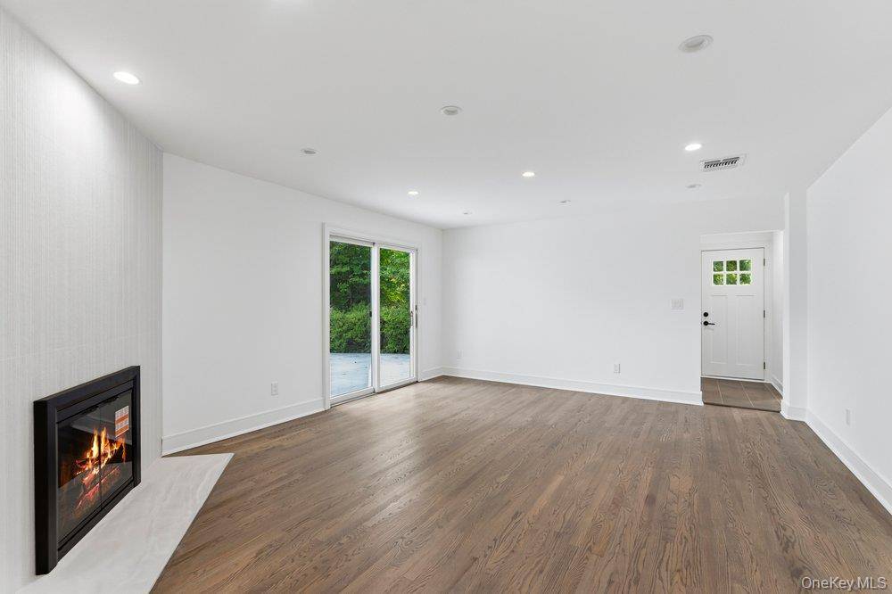 185 Harvard DR #L, Plainview, NY 11803