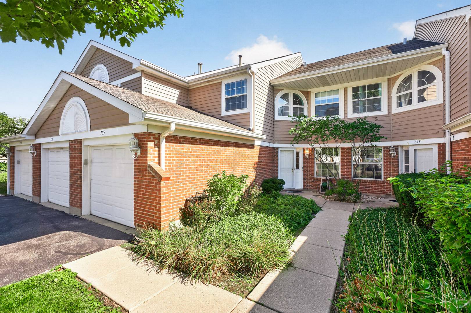 755 W Happfield DR, Arlington Heights, IL 60004