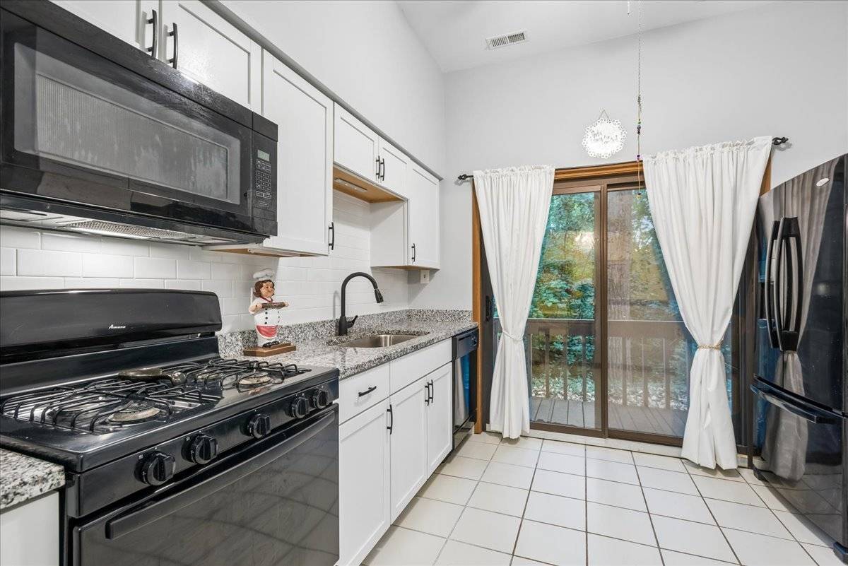 5373 Newport DR #2-4B, Lisle, IL 60532
