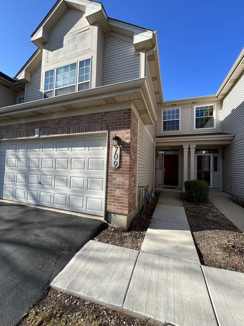 709 Riding LN, St. Charles, IL 60174