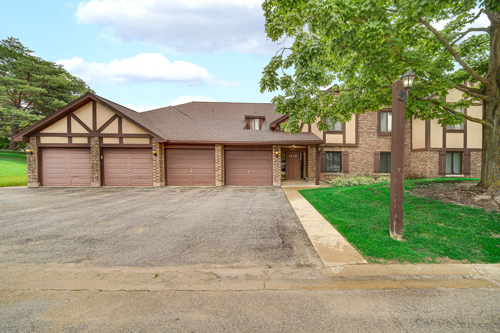 1659 Dover CT #A, Wheaton, IL 60189