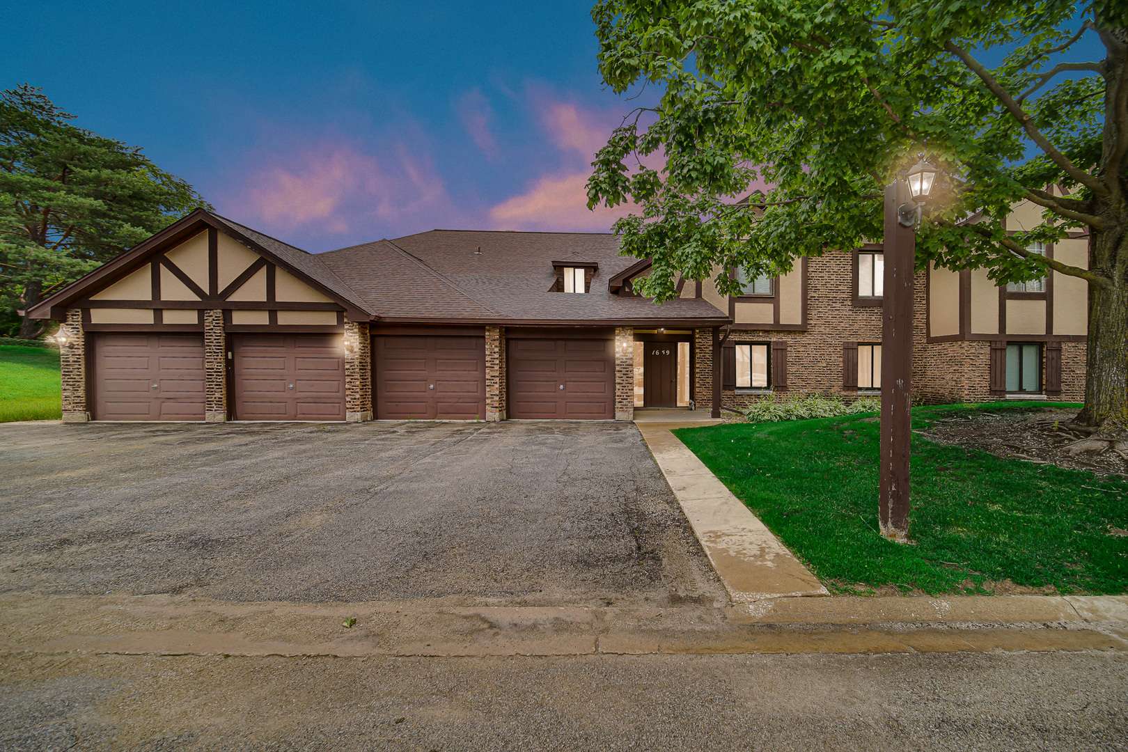 1659 Dover CT #A, Wheaton, IL 60189